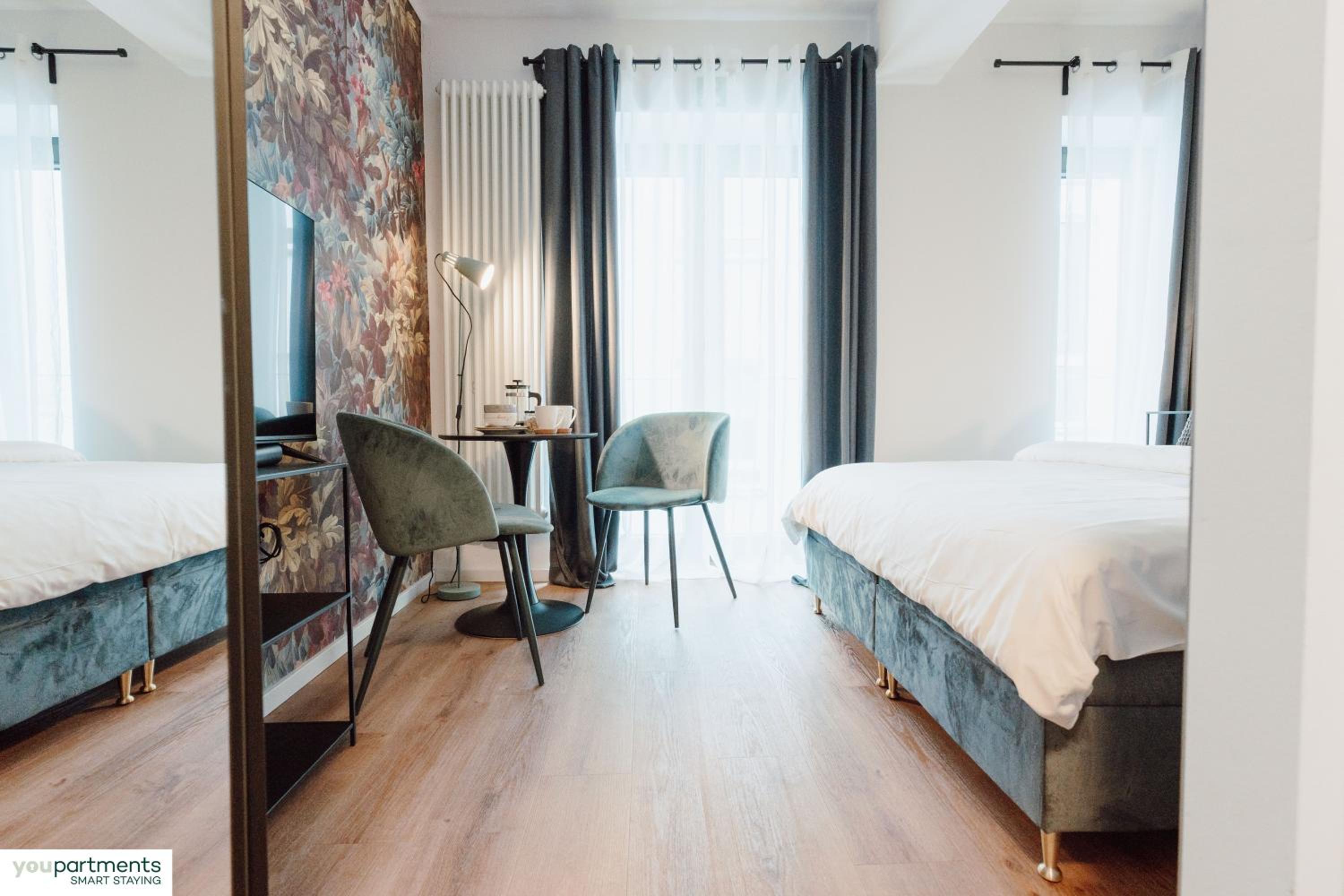 City-Studio im Innenhof mit Boxspring-Bett und Community-Raum