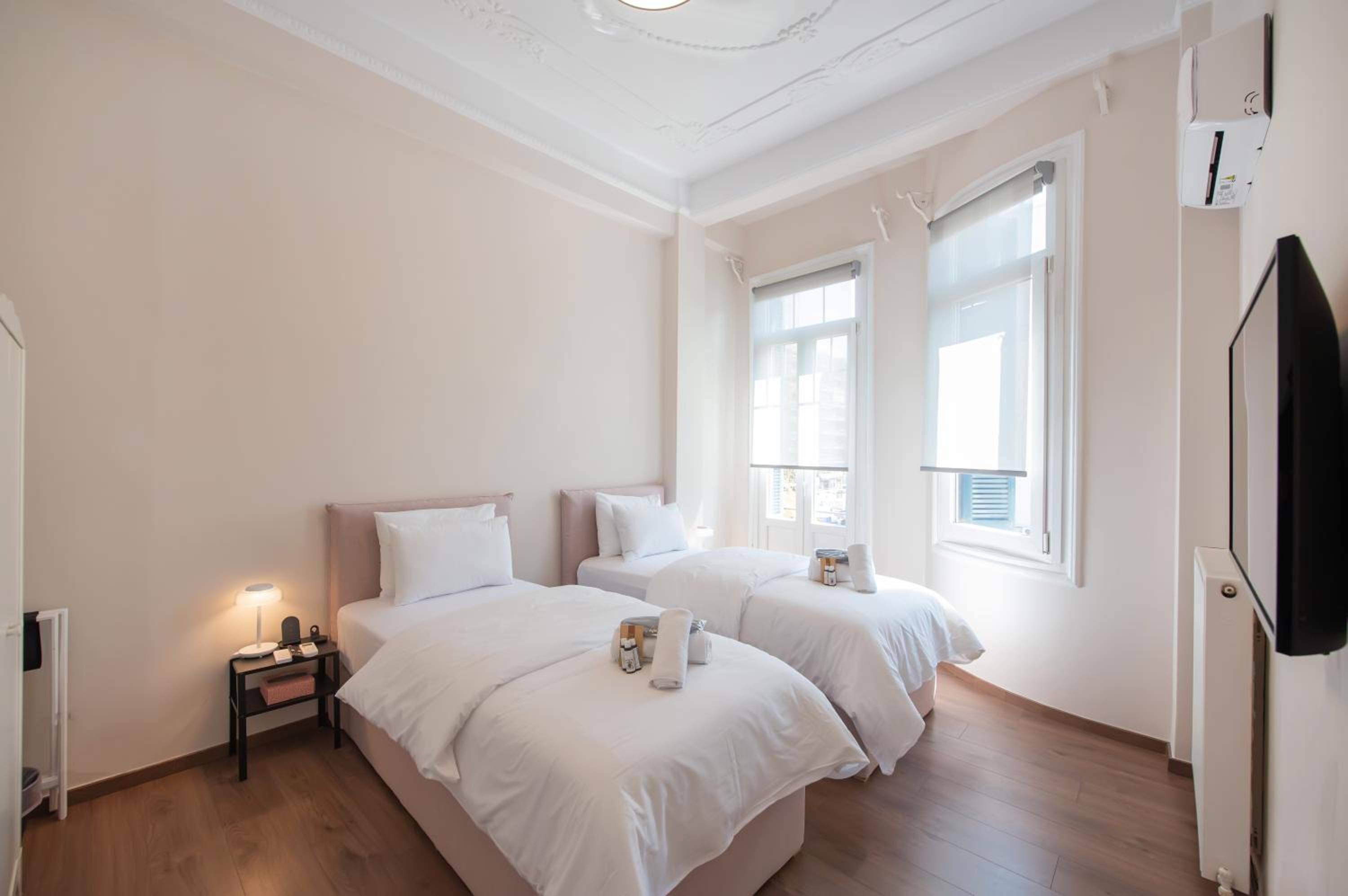 Fandango by halu!, Gorgeous Neoclassical Apartment next to Metro station