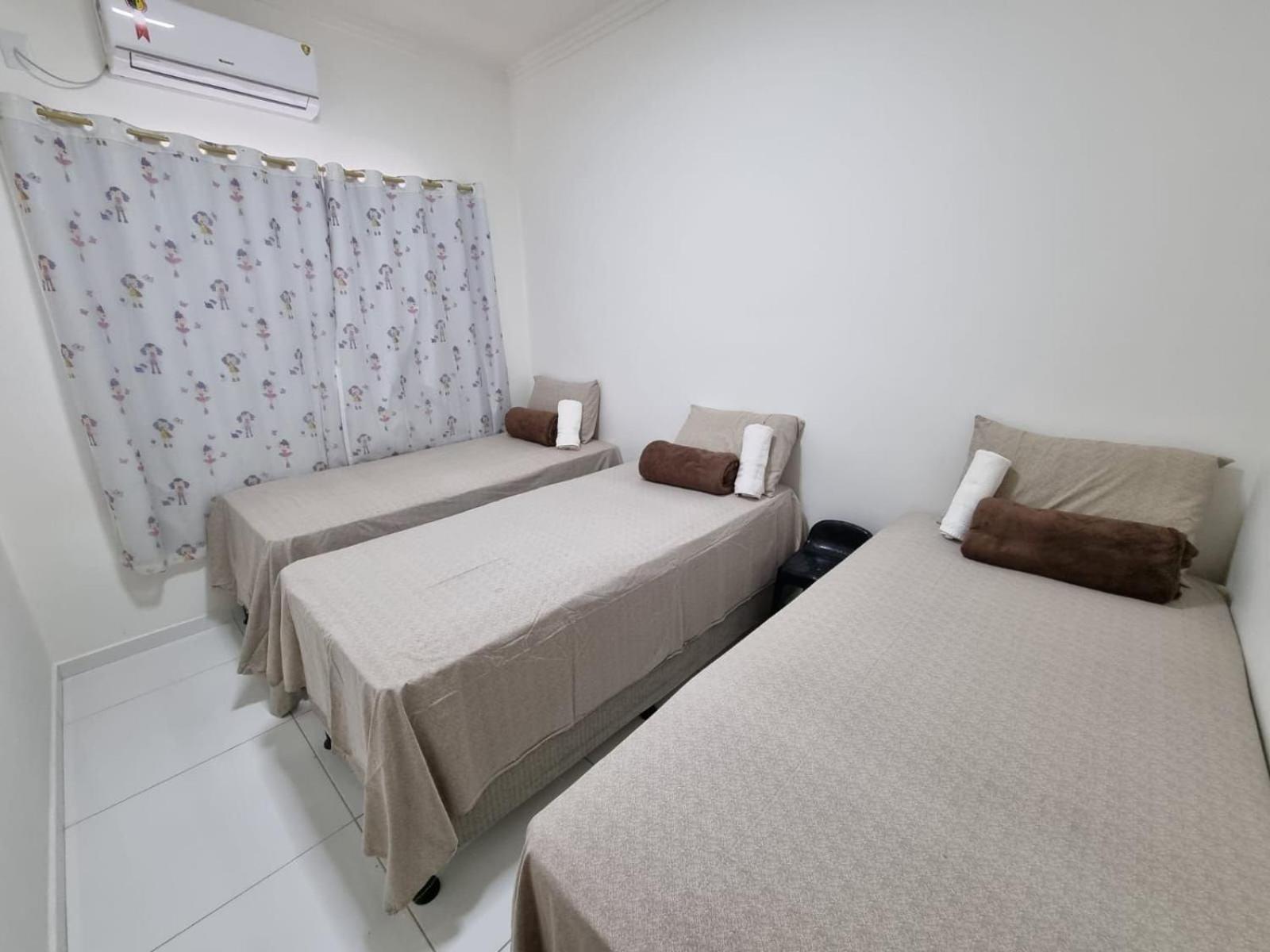 Apto no pavimento superior com 2 quartos (ambos com ar)com vista para o mar e internet privada 300MBPS. a aproximadamente 900m da praia de Taperapuã (Axé M