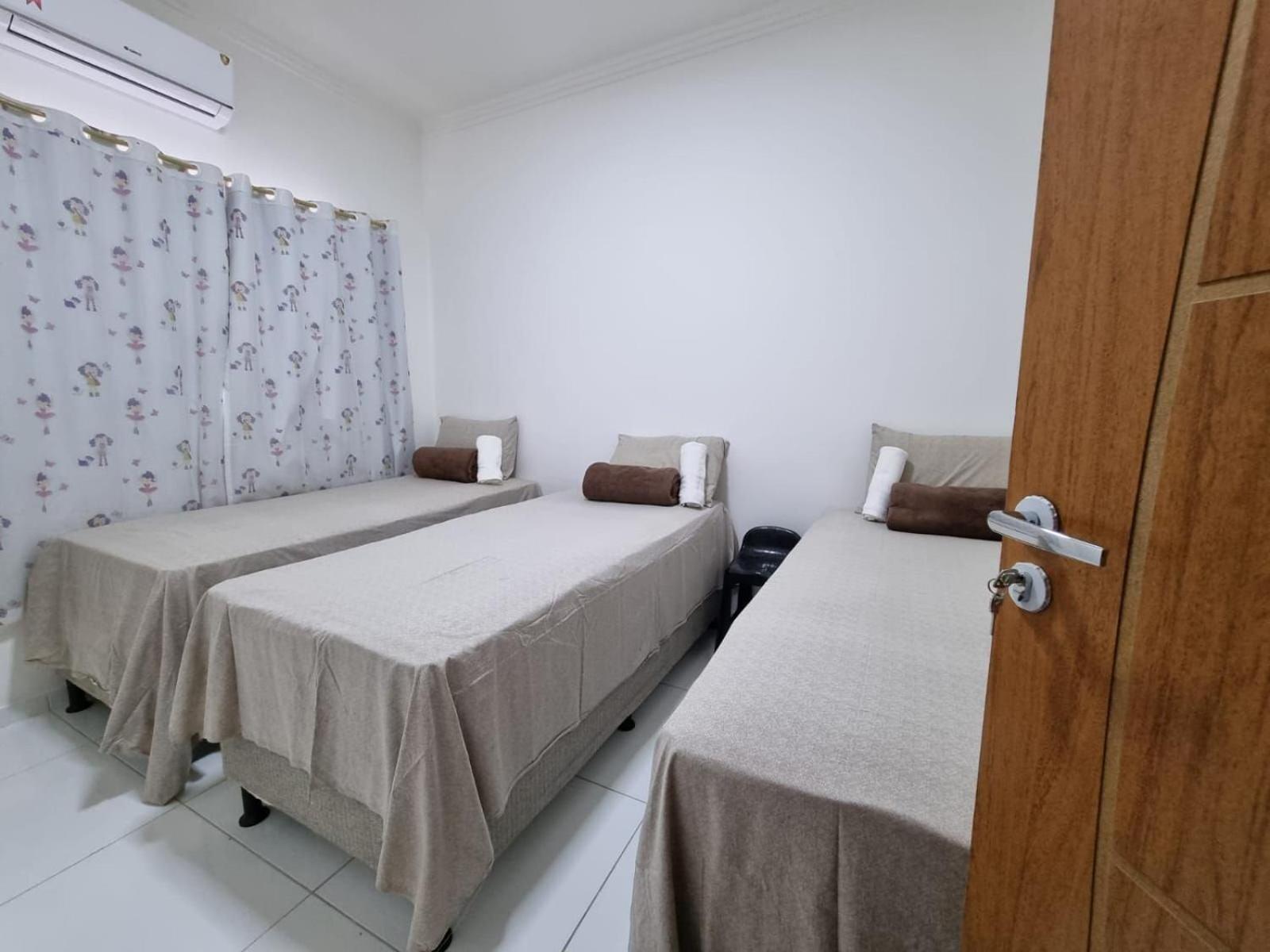 Apto no pavimento superior com 2 quartos (ambos com ar)com vista para o mar e internet privada 300MBPS. a aproximadamente 900m da praia de Taperapuã (Axé M