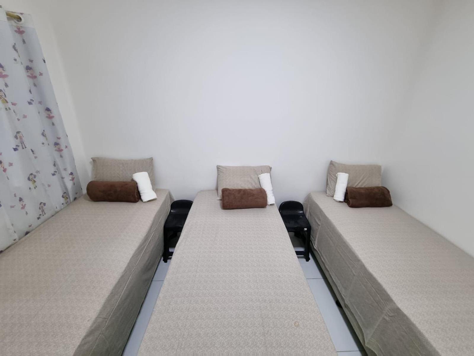 Apto no pavimento superior com 2 quartos (ambos com ar)com vista para o mar e internet privada 300MBPS. a aproximadamente 900m da praia de Taperapuã (Axé M