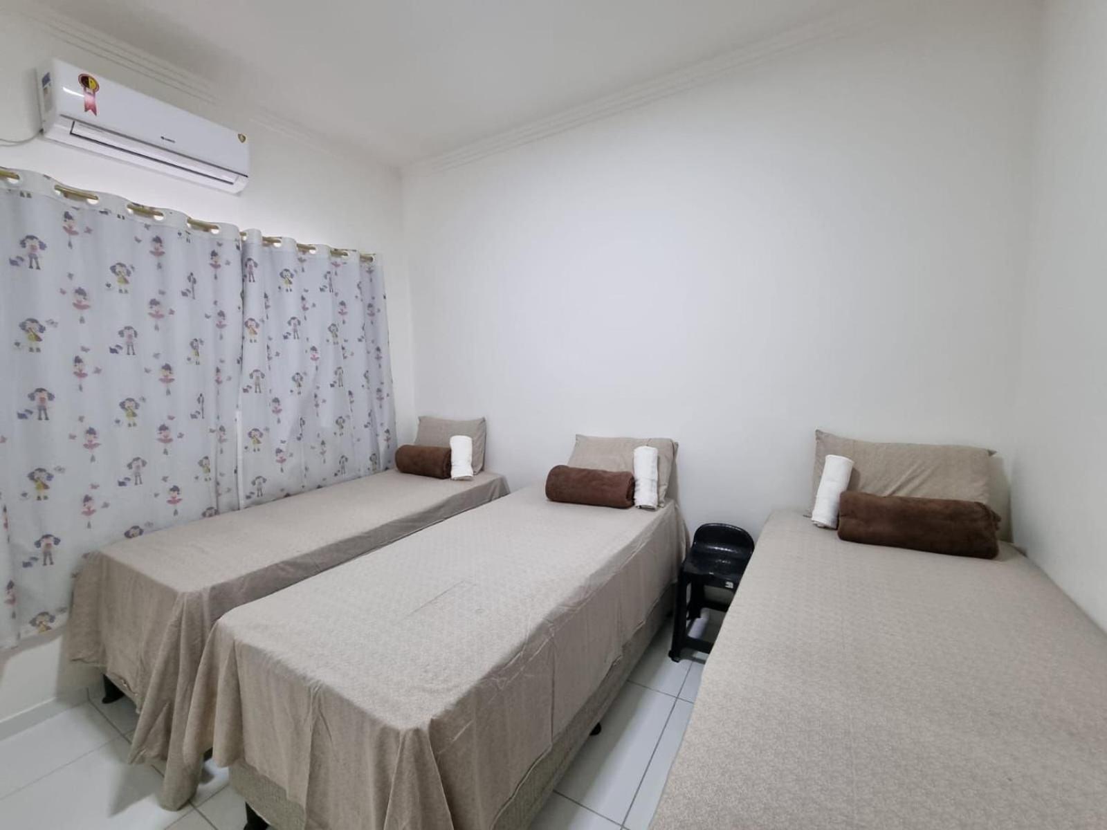 Apto no pavimento superior com 2 quartos (ambos com ar)com vista para o mar e internet privada 300MBPS. a aproximadamente 900m da praia de Taperapuã (Axé M