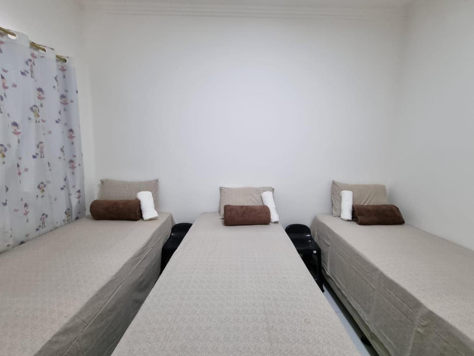 Apto no pavimento superior com 2 quartos (ambos com ar)com vista para o mar e internet privada 300MBPS. a aproximadamente 900m da praia de Taperapuã (Axé M
