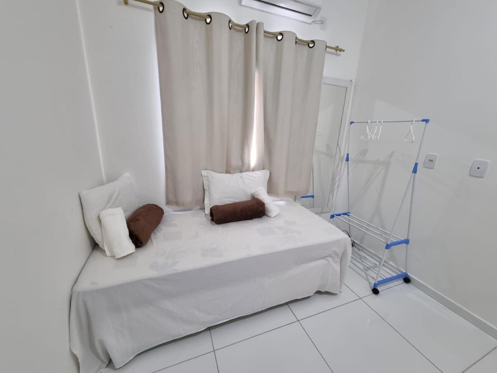 Apto no pavimento superior com 2 quartos (ambos com ar)com vista para o mar e internet privada 300MBPS. a aproximadamente 900m da praia de Taperapuã (Axé M