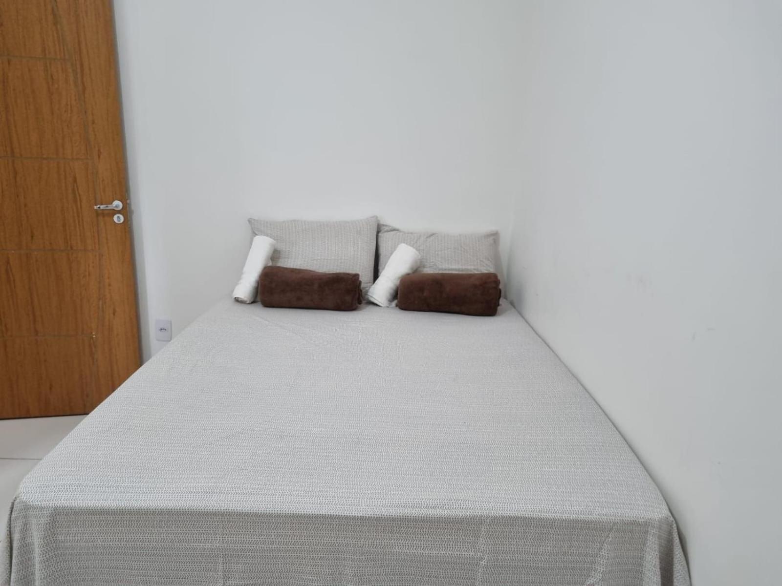 Apto no pavimento superior com 2 quartos (ambos com ar)com vista para o mar e internet privada 300MBPS. a aproximadamente 900m da praia de Taperapuã (Axé M