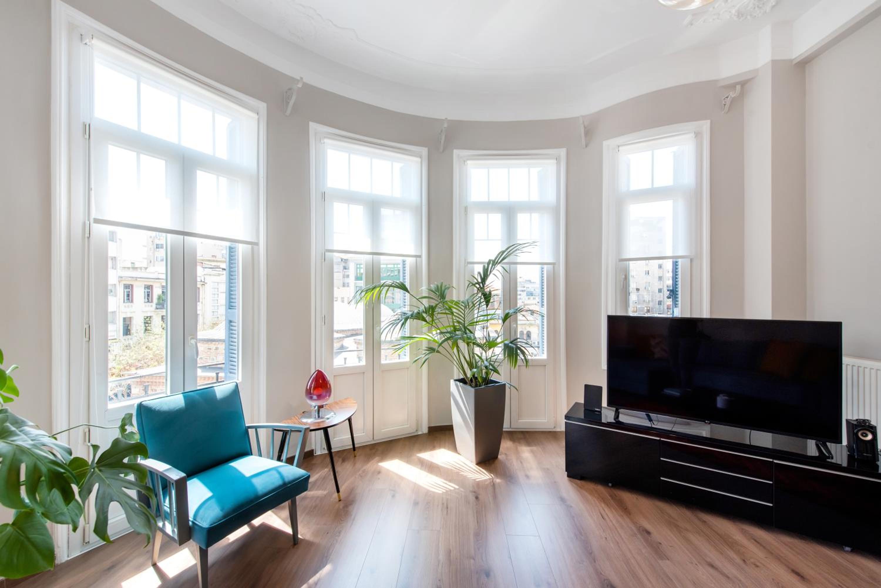 Fandango by halu!, Gorgeous Neoclassical Apartment next to Metro station