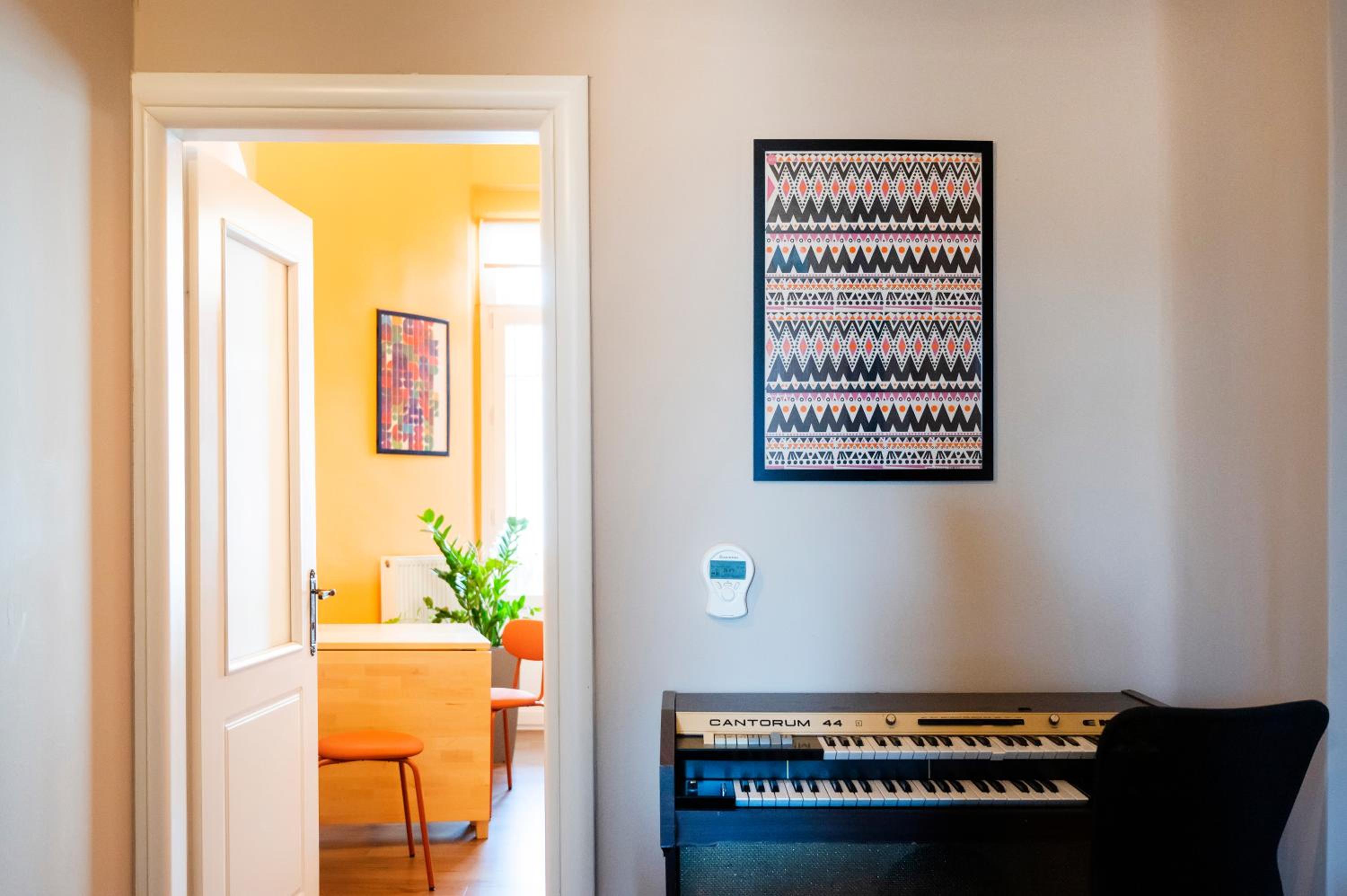 Fandango by halu!, Gorgeous Neoclassical Apartment next to Metro station