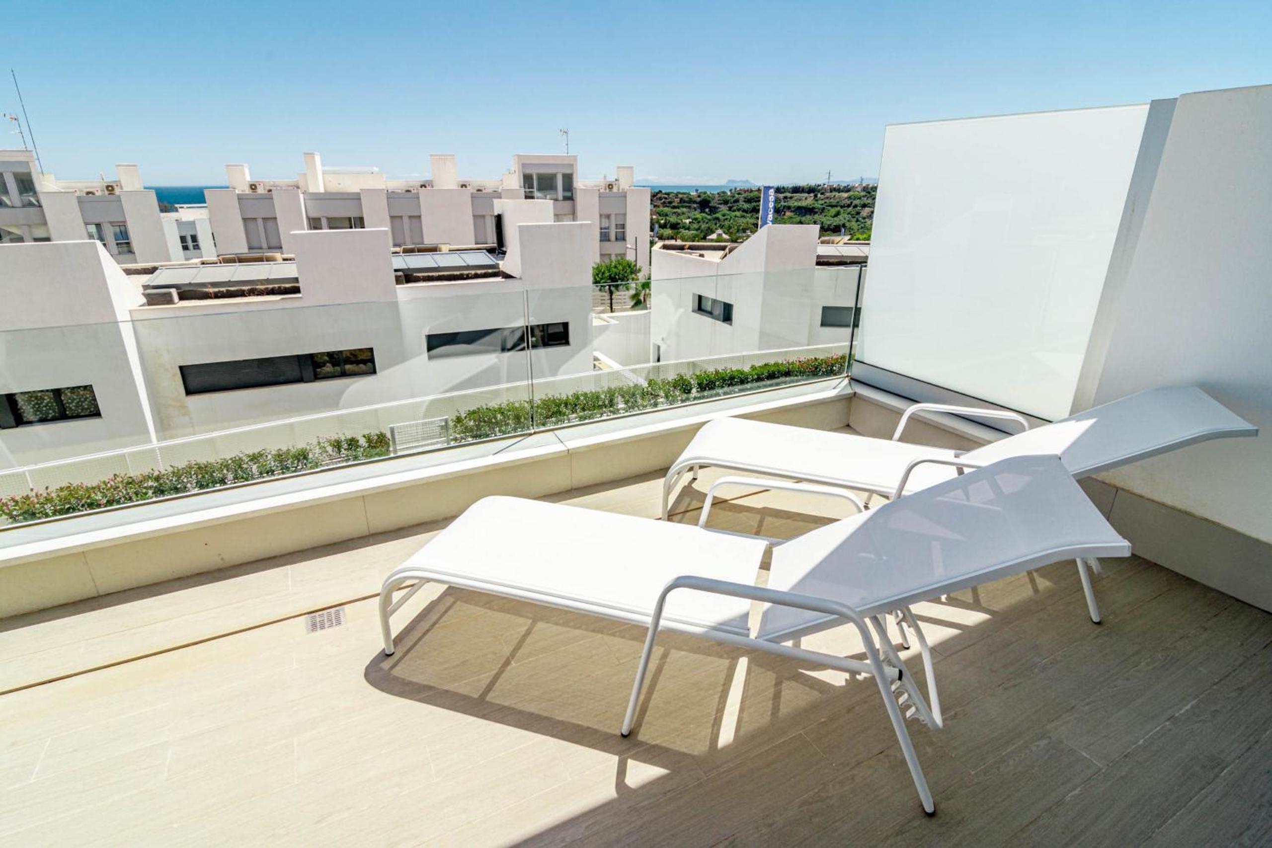 LM351A- Luxury 3 bed family apartment photo 4