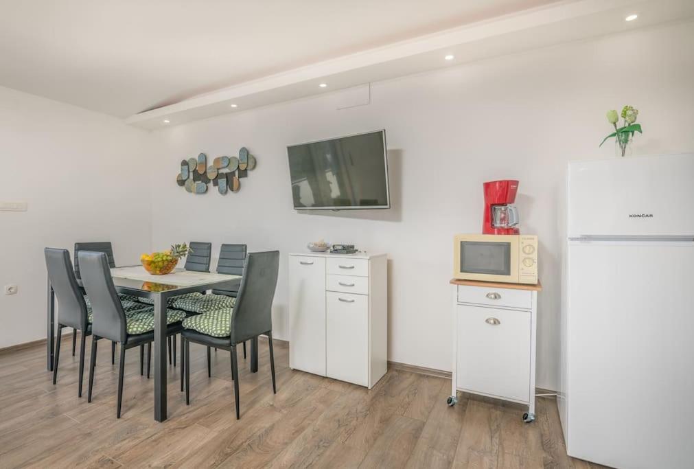 Nice apartment with balcony very close to the sea view 2