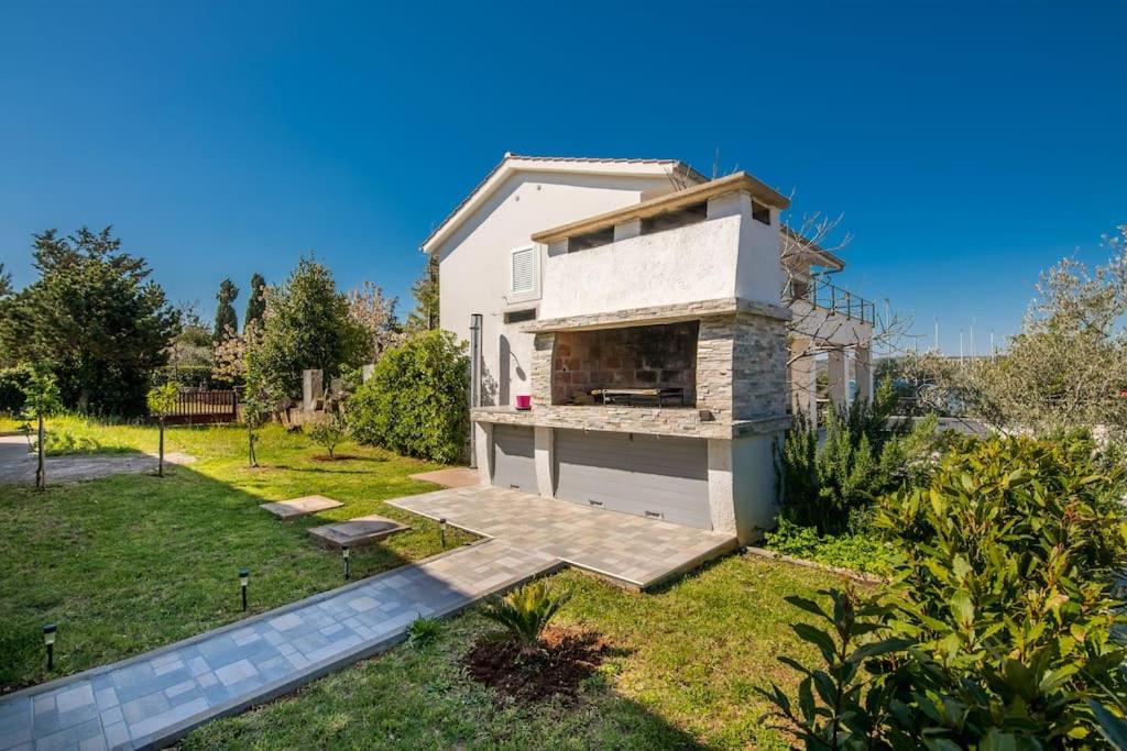 Nice apartment with balcony very close to the sea view 3