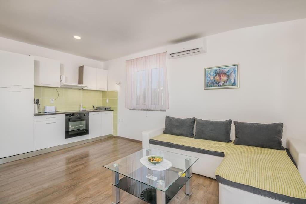 Nice apartment with balcony very close to the sea view 4