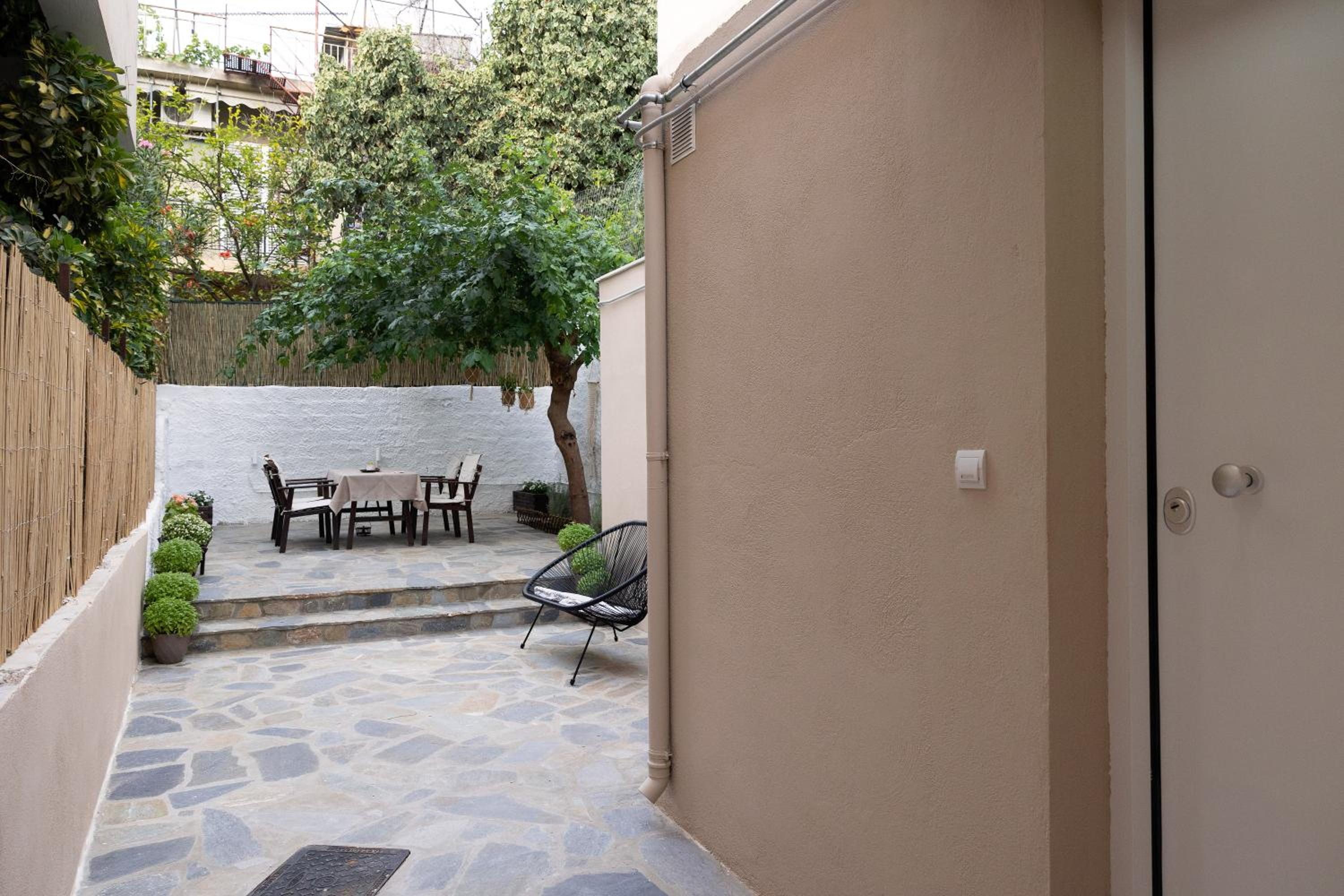 Irida’s detached house with lovely garden/yard in Athens city center photo 2