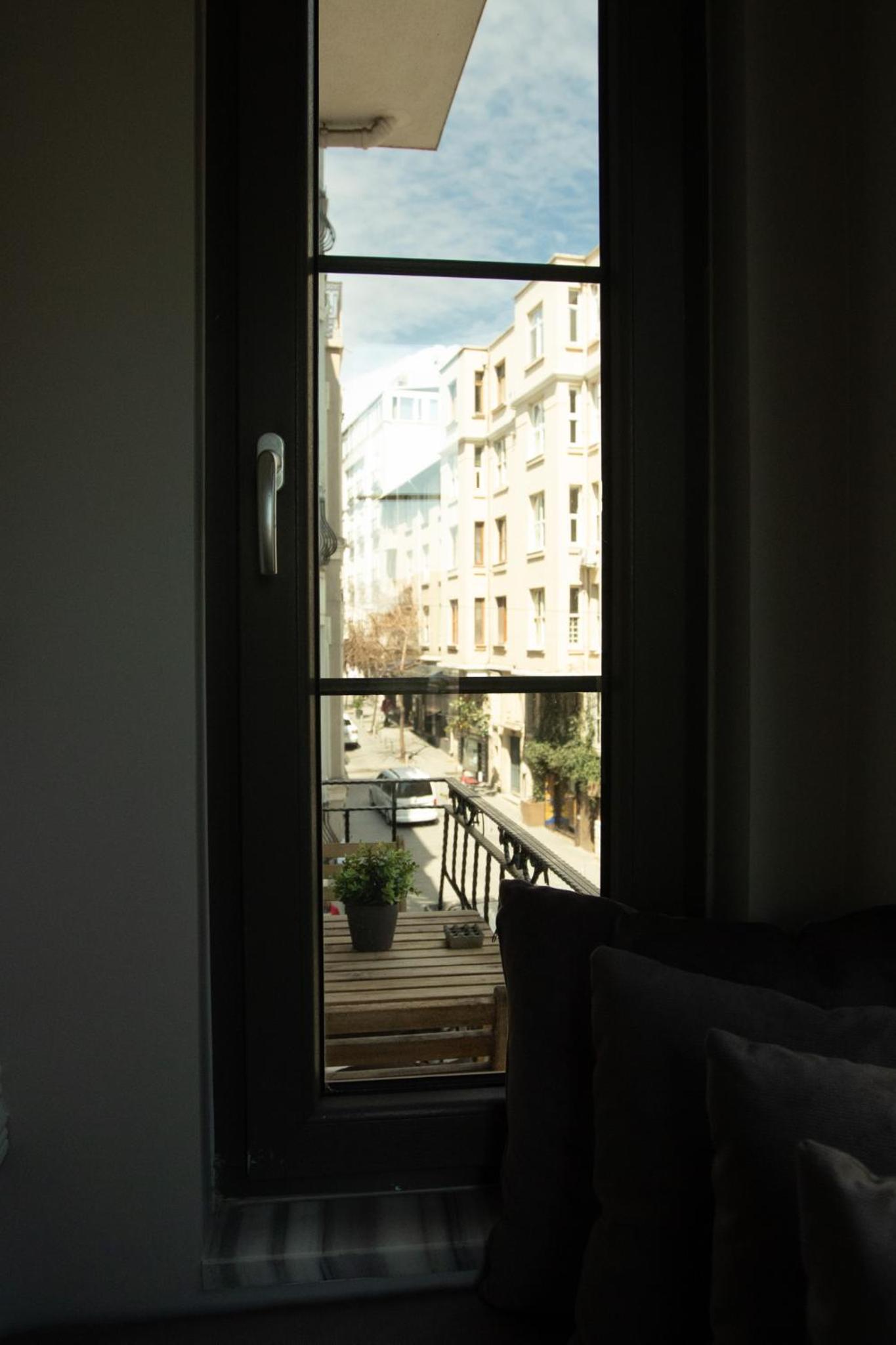 Louis Rooms - Image 19