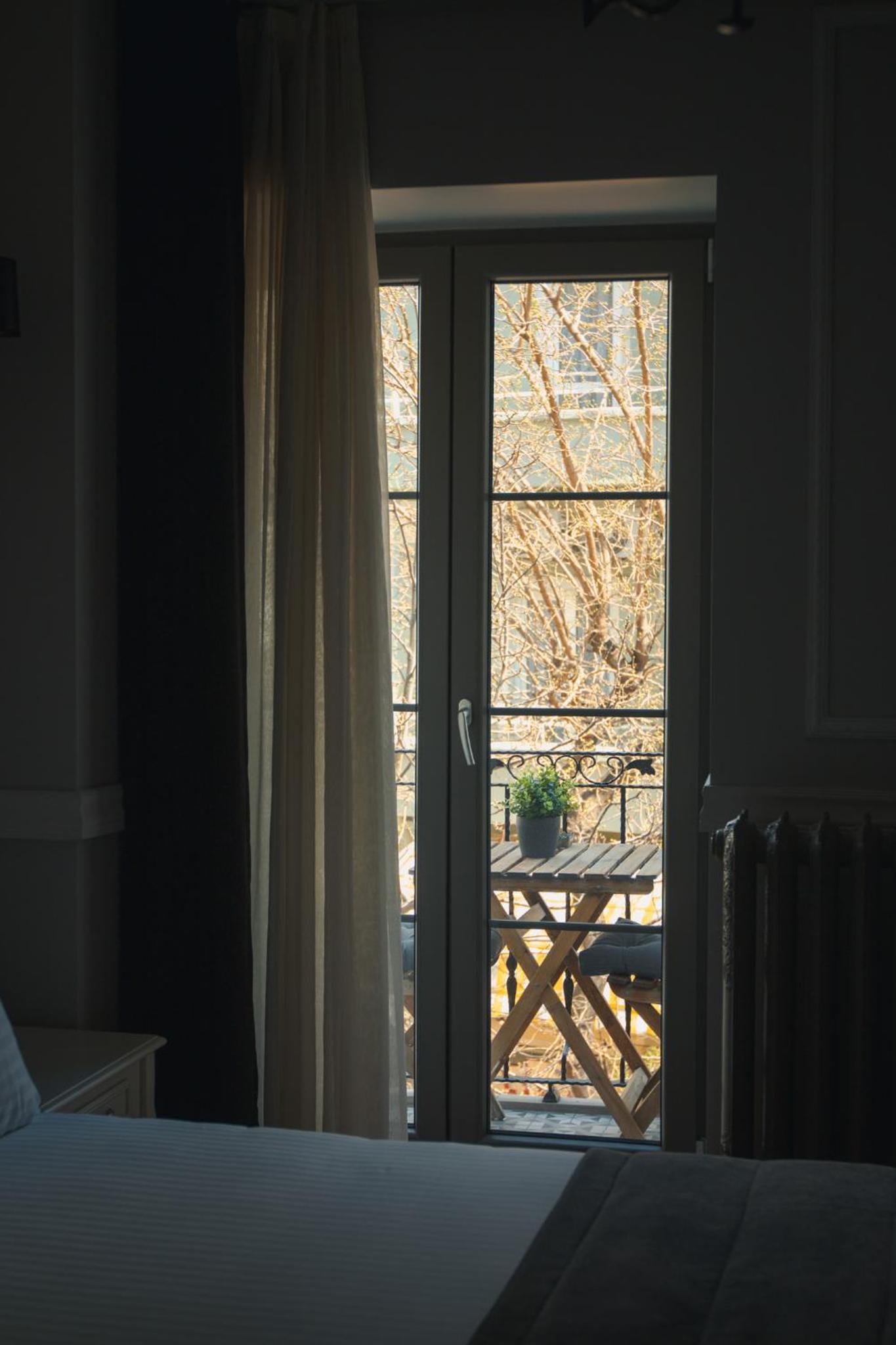 Louis Rooms - Image 18