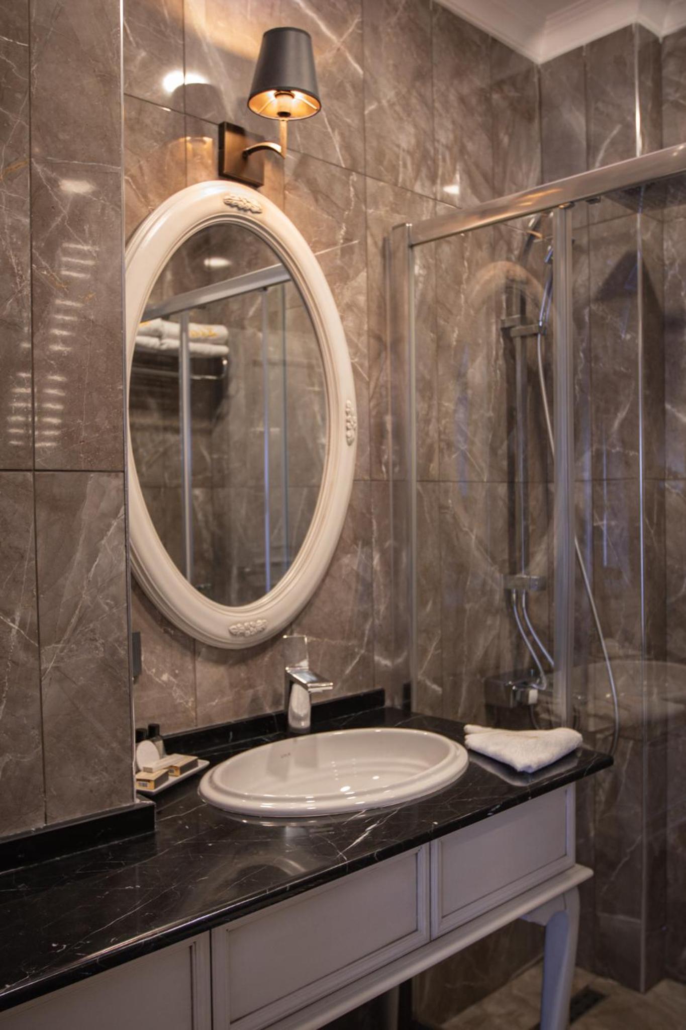 Louis Rooms - Image 29