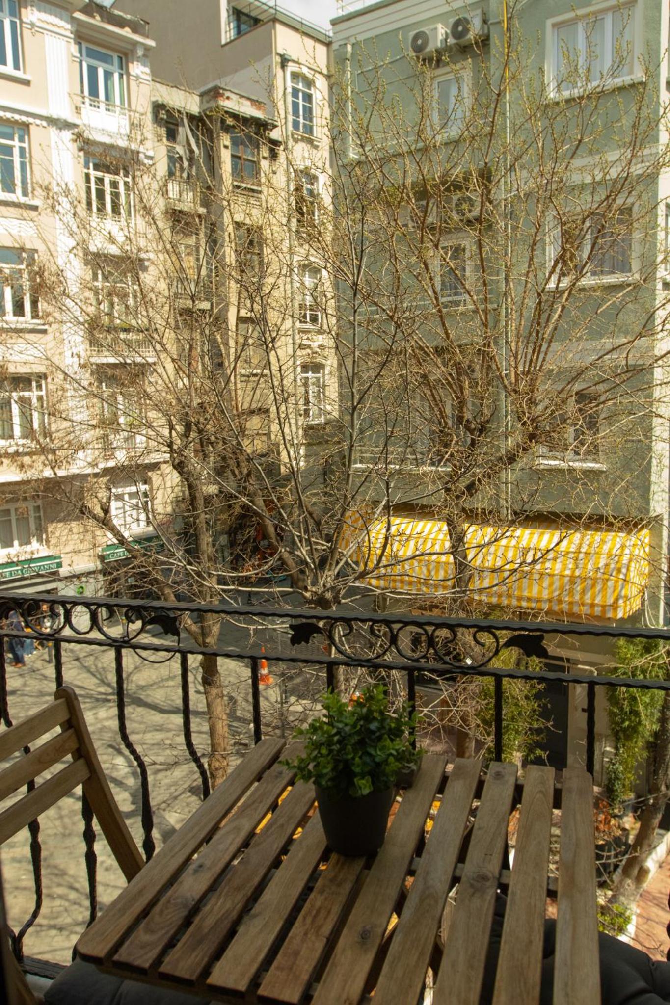 Louis Rooms - Image 20