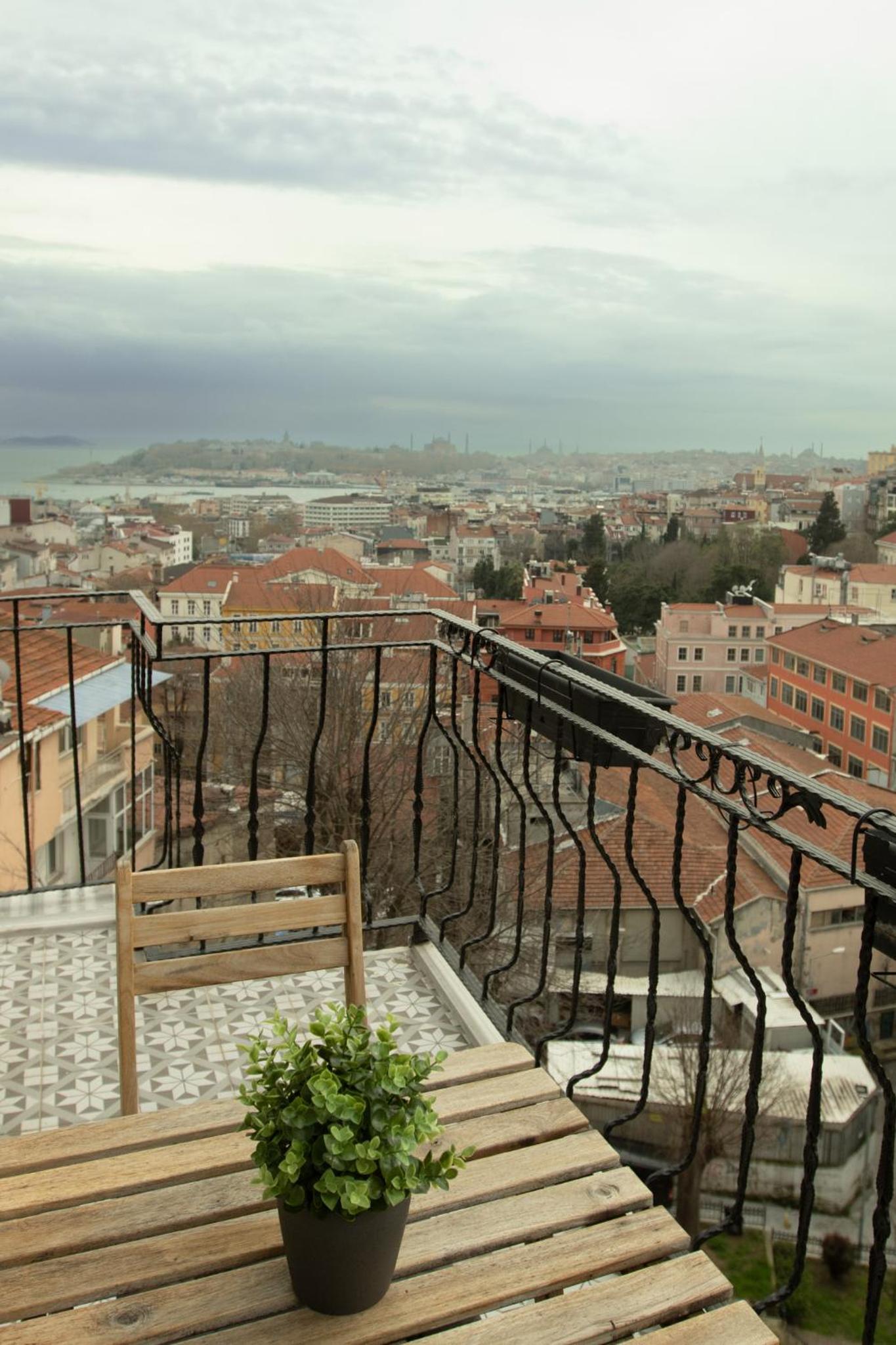 Louis Rooms - Image 23