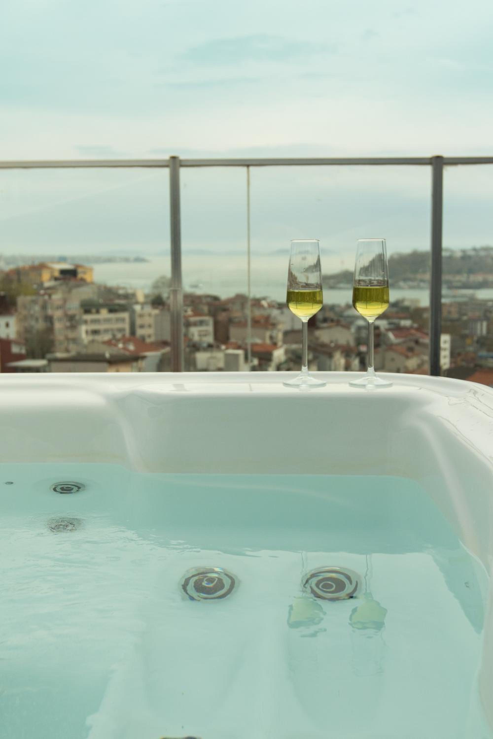 Louis Rooms - Image 25