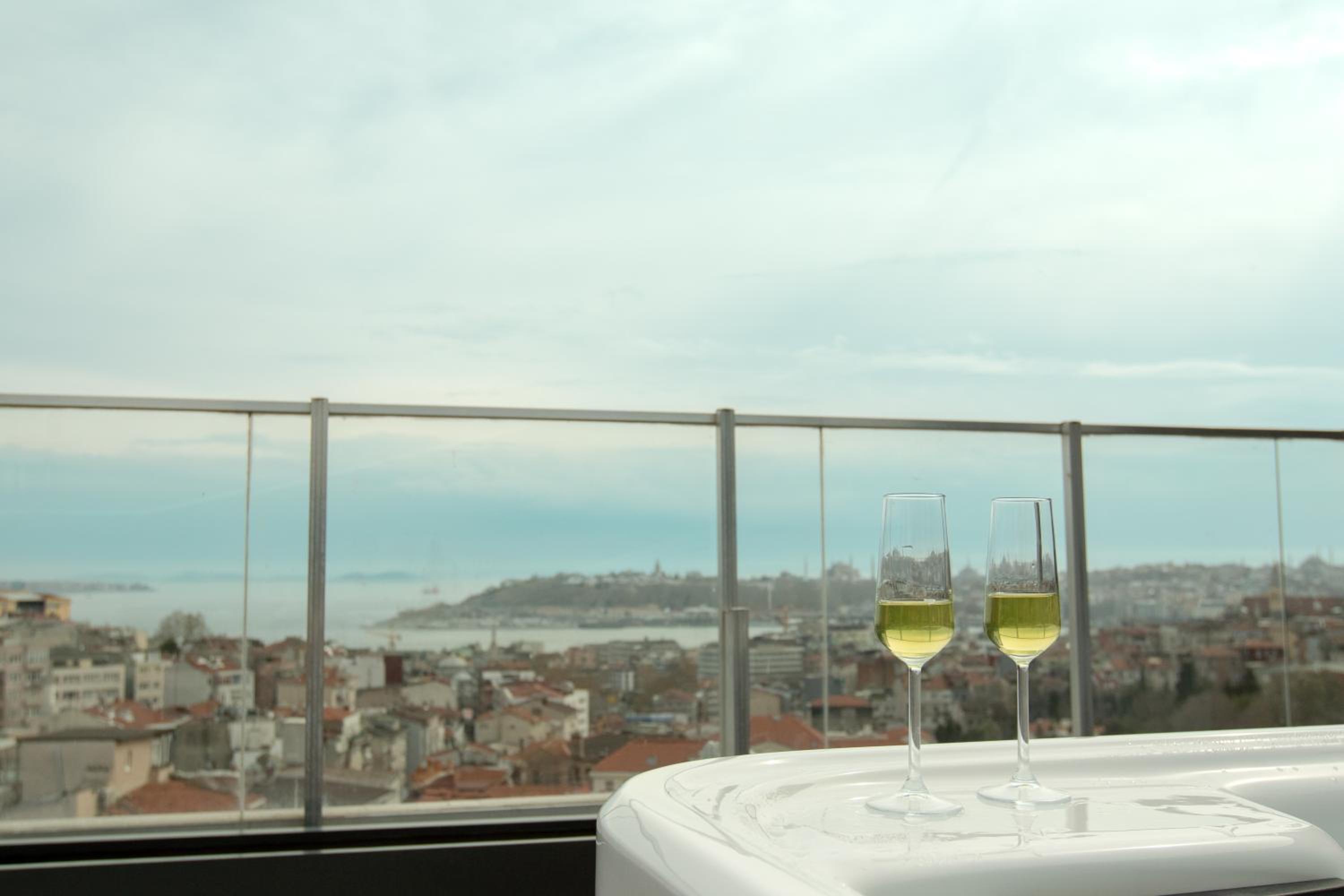 Louis Rooms - Image 27