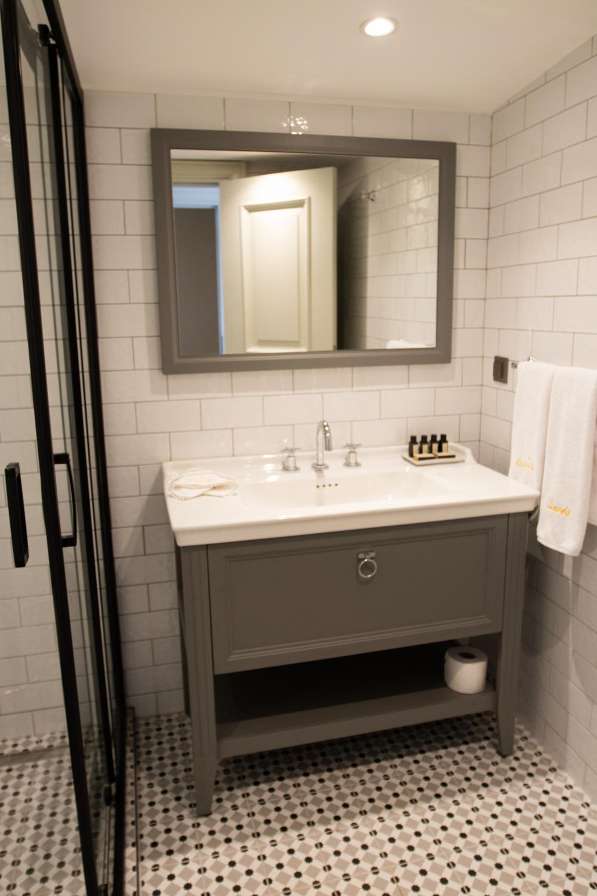 Louis Rooms - Image 32