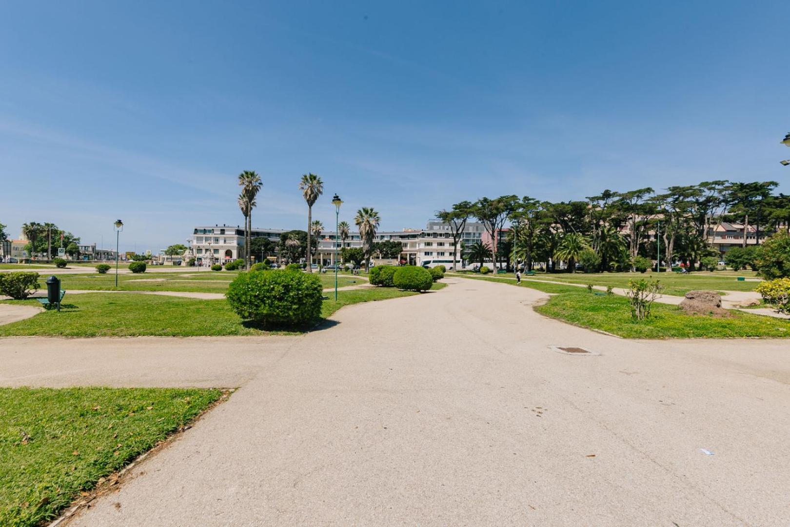 Rent4Rest Estoril Beachfront Apartments