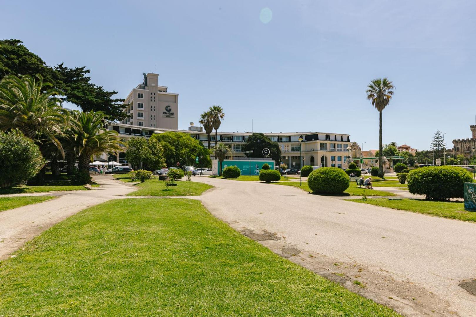 Rent4Rest Estoril Beachfront Apartments