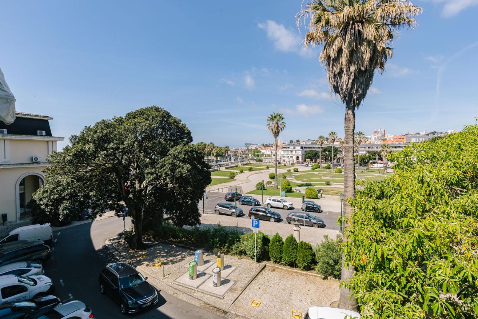 Rent4Rest Estoril Beachfront Apartments