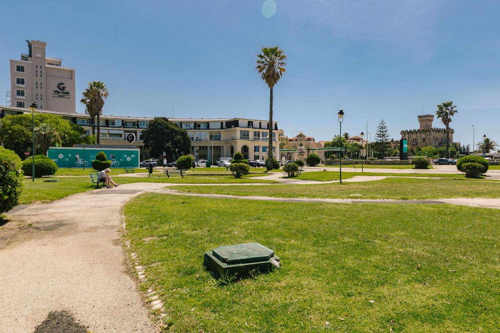 Rent4Rest Estoril Beachfront Apartments