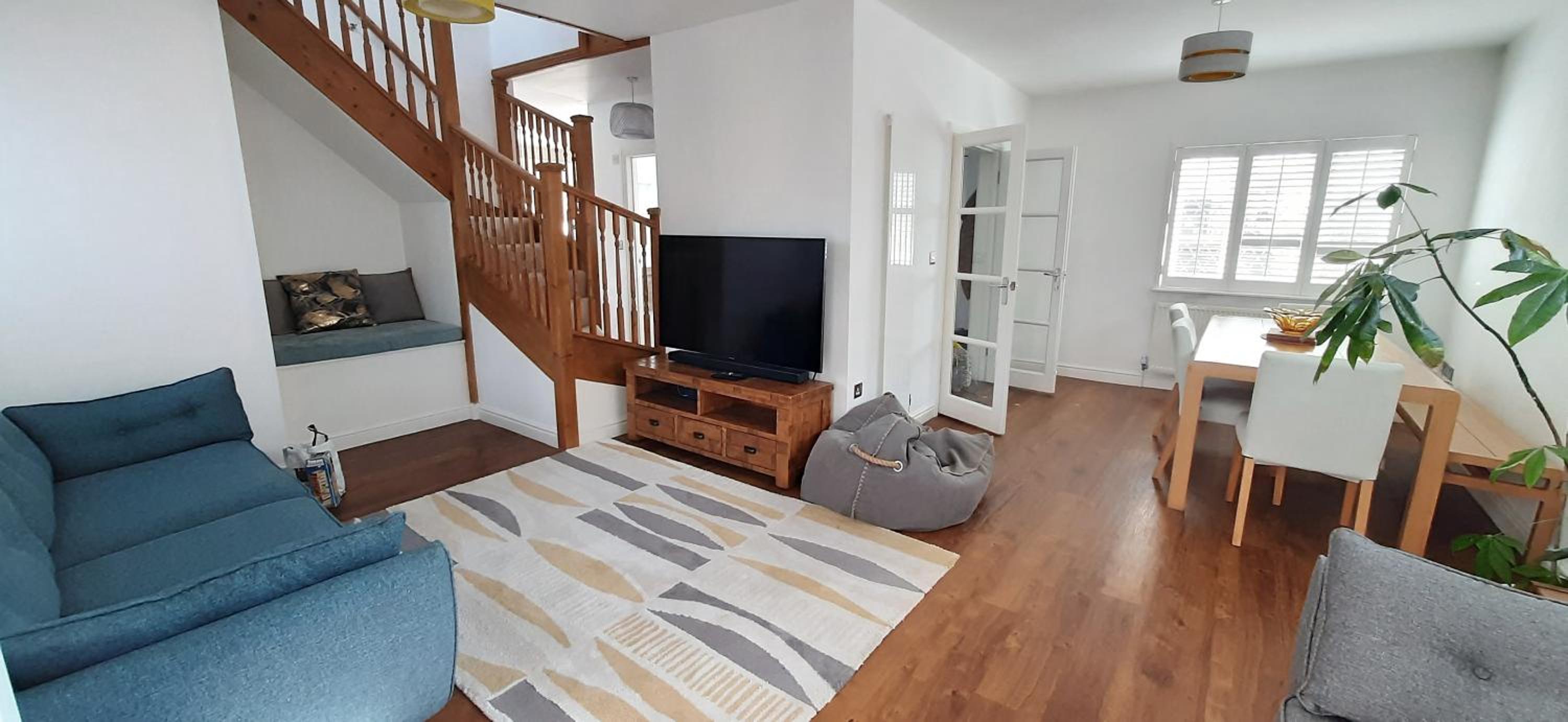 3-Bedroom Family Home. Just 5 Mins From The Beach! view 3