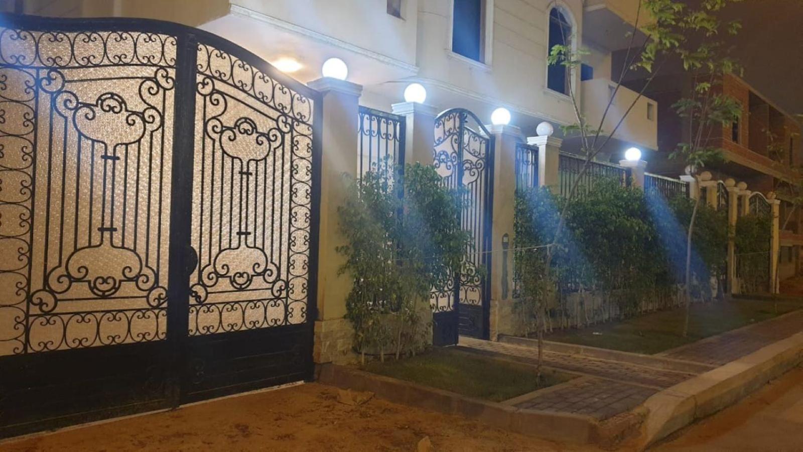 Beautiful semi villa with private entrance in Sheikh Zayed- villa queen