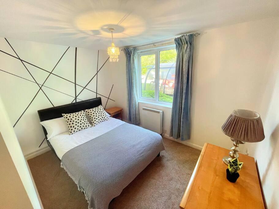 Spacious 3-Bedroom Ground Floor Flat with Free Parking in Central Location view 3