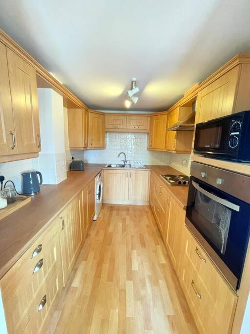 Spacious 3-Bedroom Ground Floor Flat with Free Parking in Central Location view 4