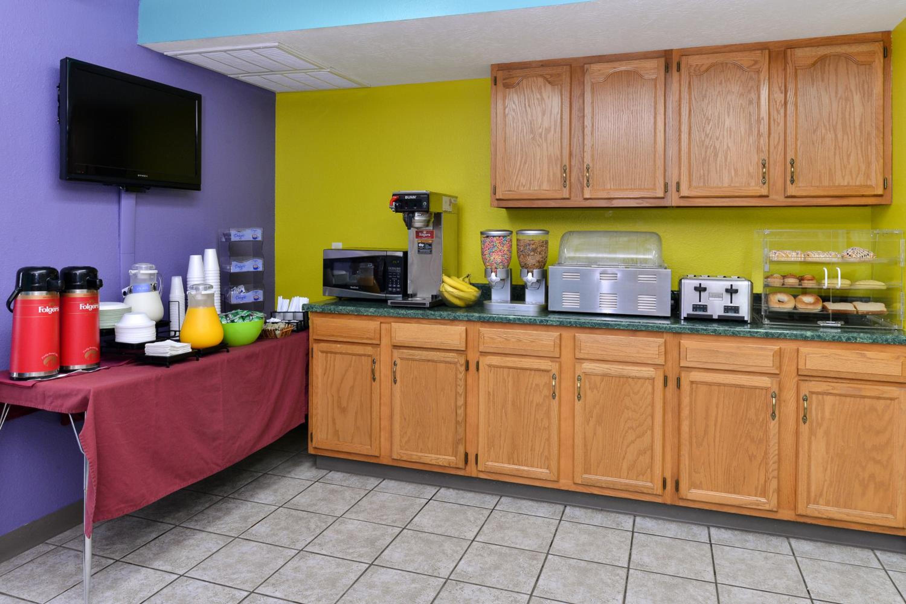 Americas Best Value Inn - Seymour view 4