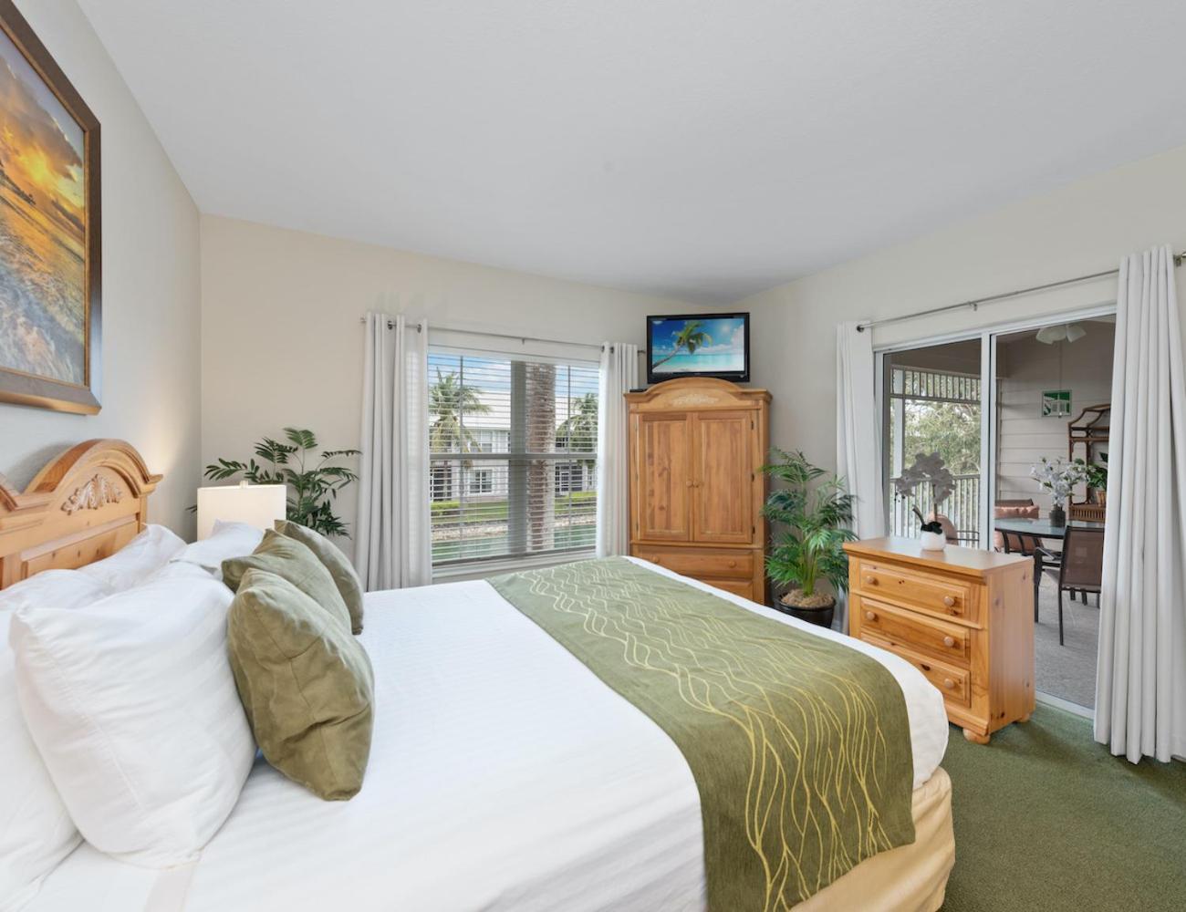 Lely Greenlinks Top Floor - on Golf Course, Minutes from Beaches, Downtown! view 4