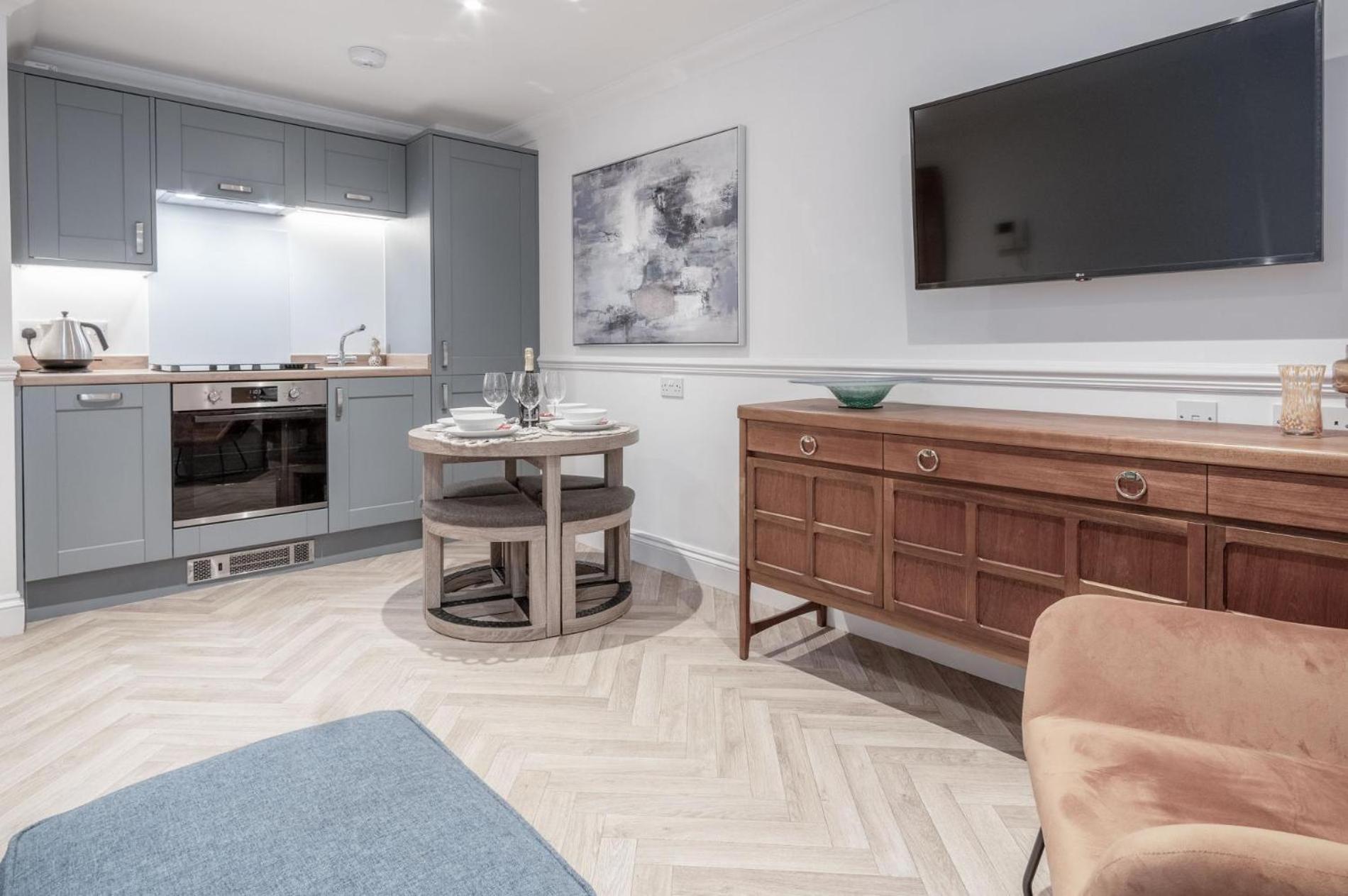 The Cwtch - 2 Bedroom Apartment - Tenby view 3