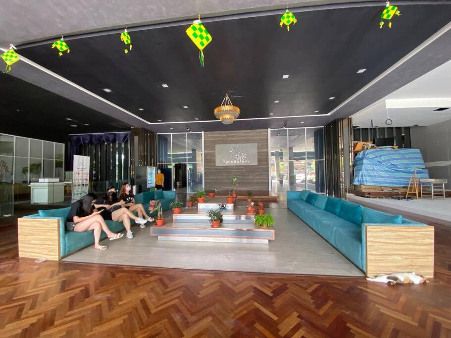 Cozy Twin Galaxy Studio Netflix 4 Pax JB City