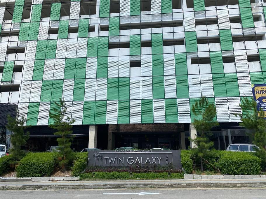 Cozy Twin Galaxy Studio Netflix 4 Pax JB City