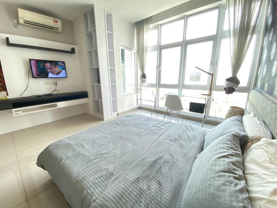 Cozy Twin Galaxy Studio Netflix 4 Pax JB City