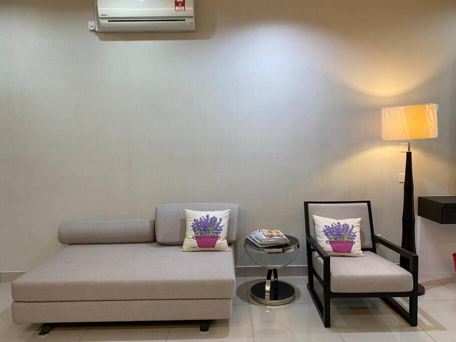 Cozy Twin Galaxy Studio Netflix 4 Pax JB City