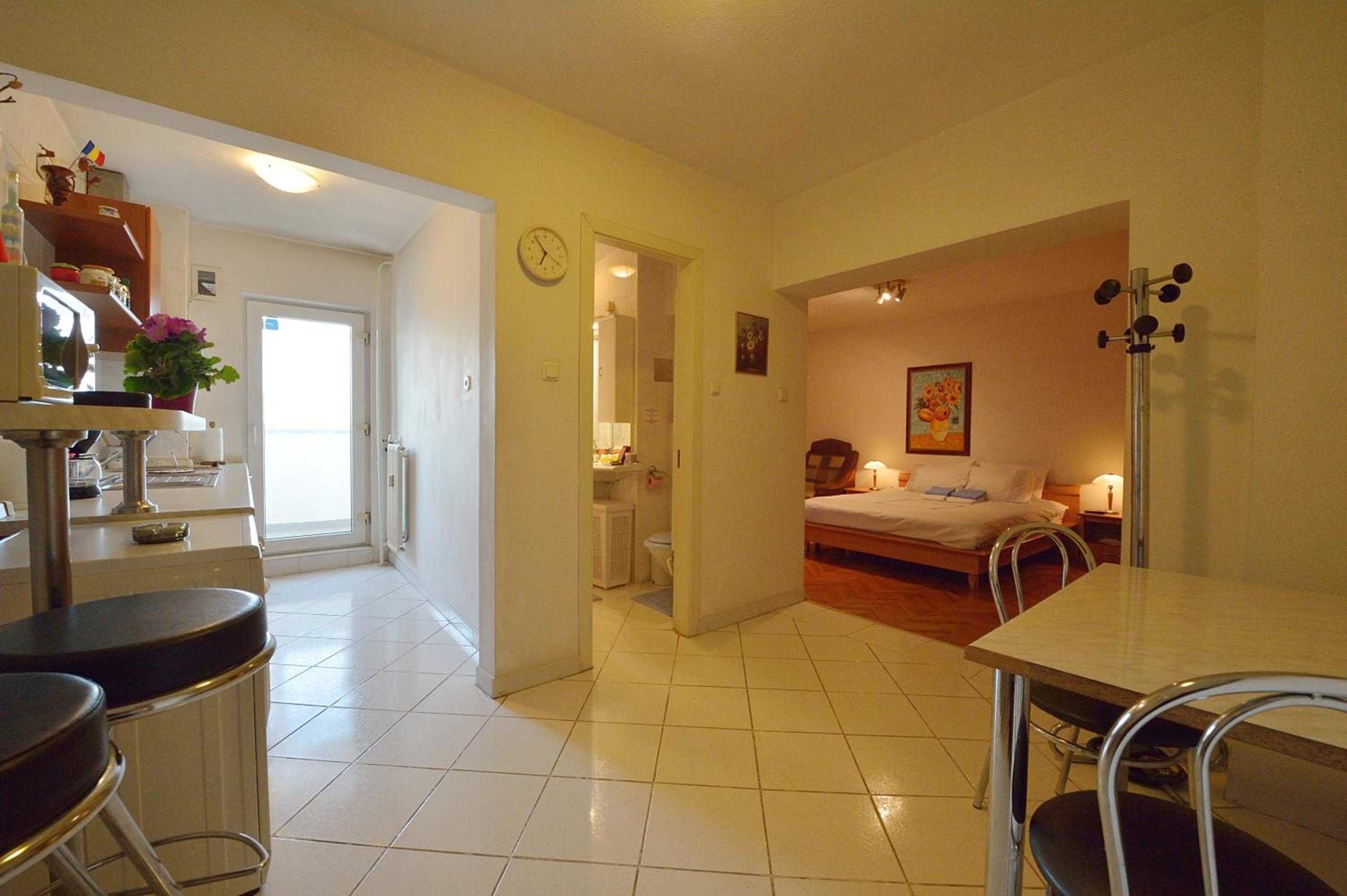Atlas Accommodation Studio Romana de Lux view 3