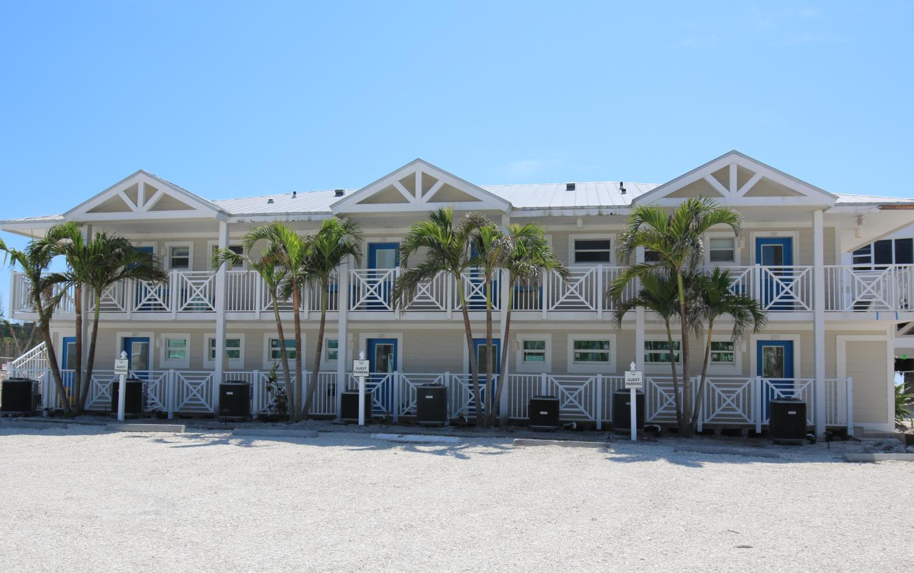 Hotel Island Inn - Image 1