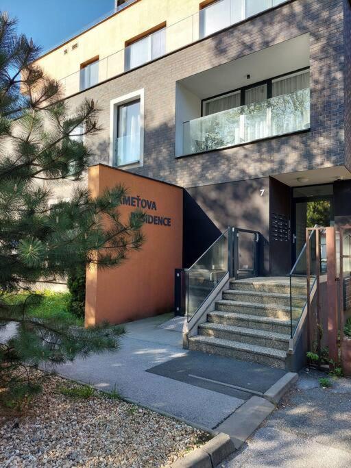 Apartmán Kmeťova so súkromným parkovaním zdarma, 5 min pešo do centra view 2