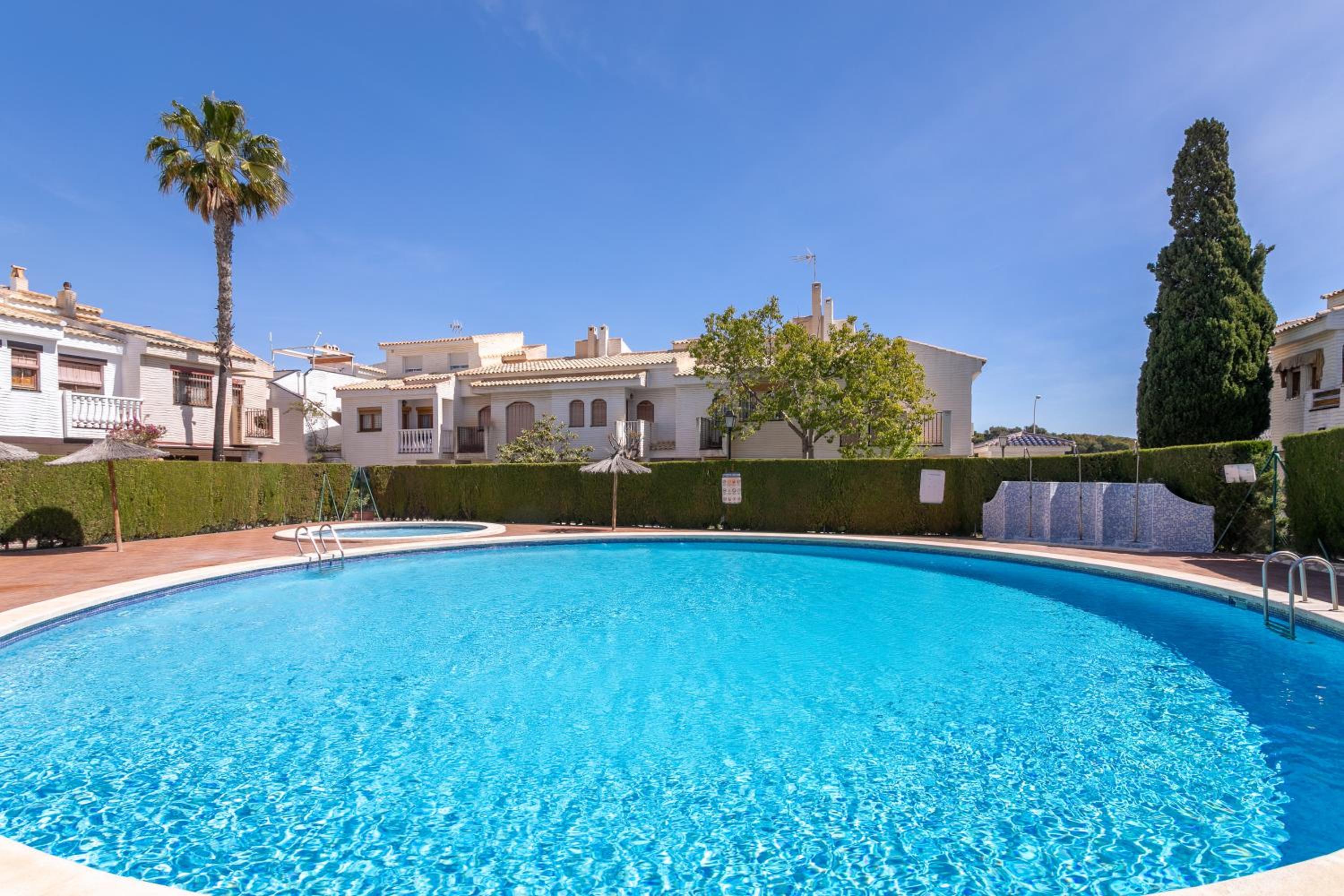 Casa en la playa con piscinas E