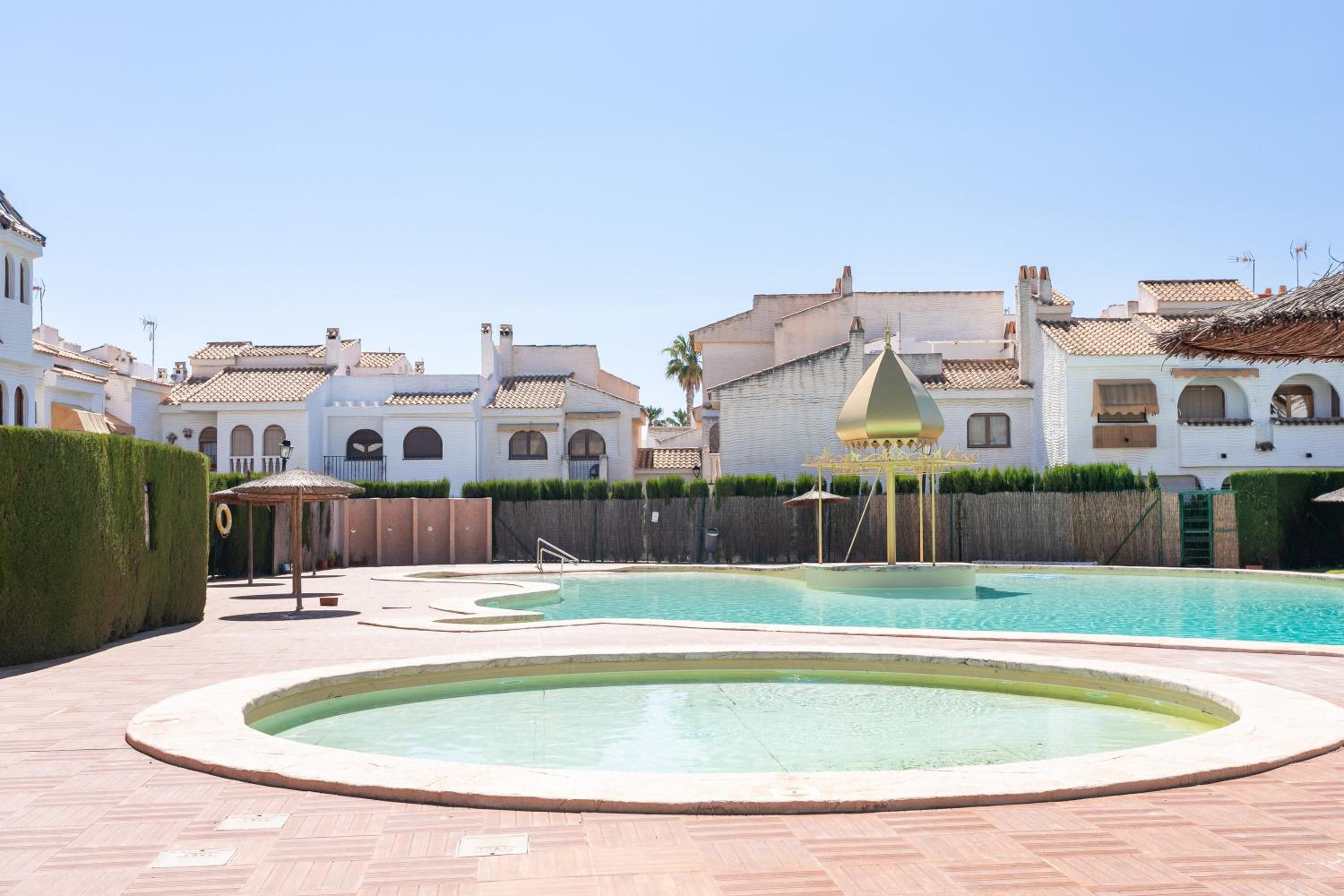 Casa en la playa con piscinas E