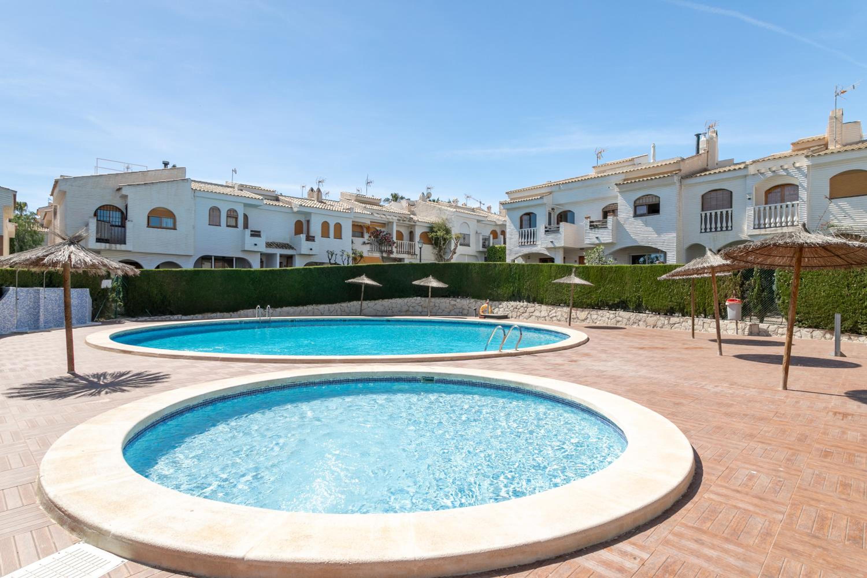 Casa en la playa con piscinas E