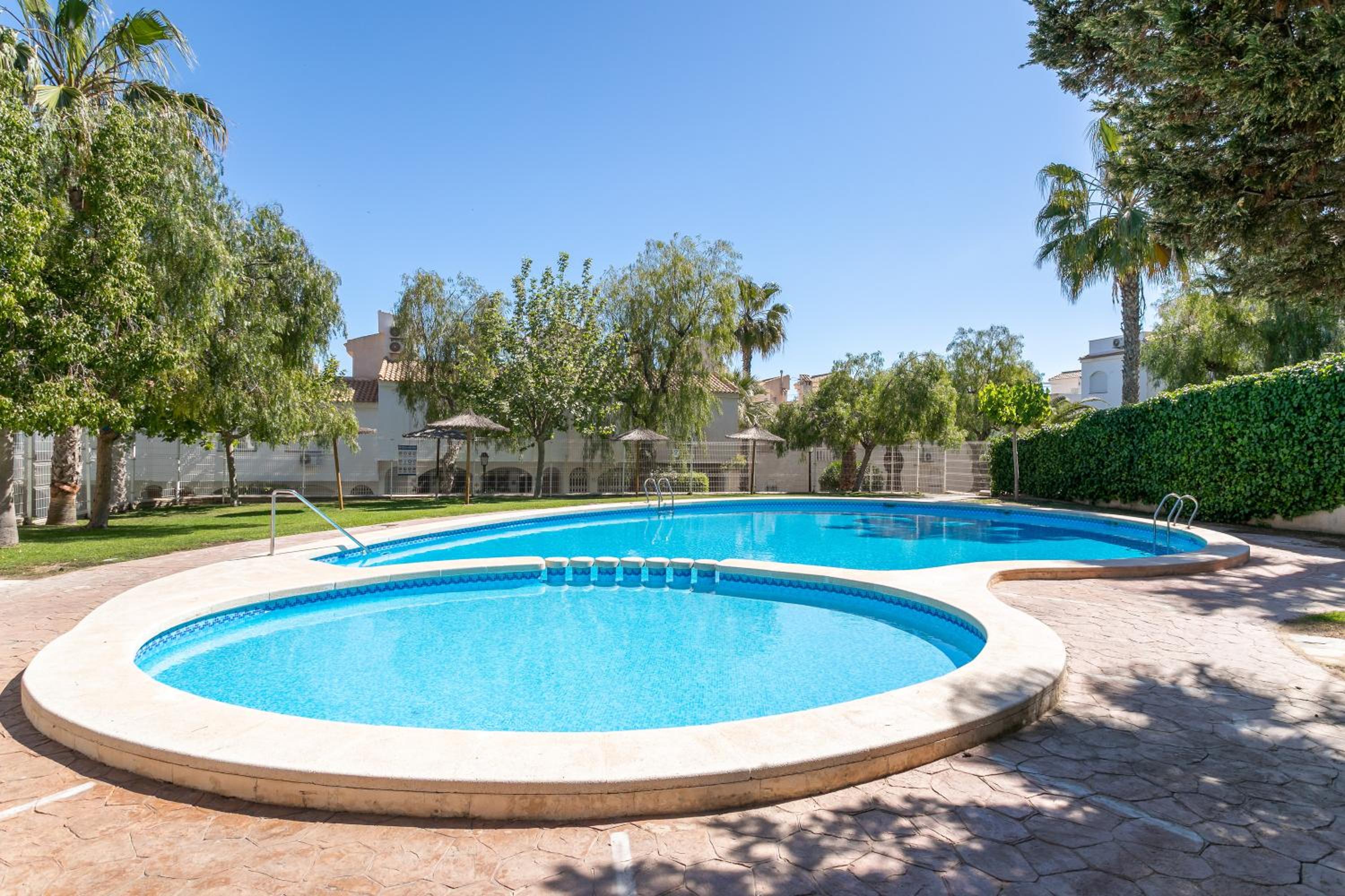 Casa en la playa con piscinas E