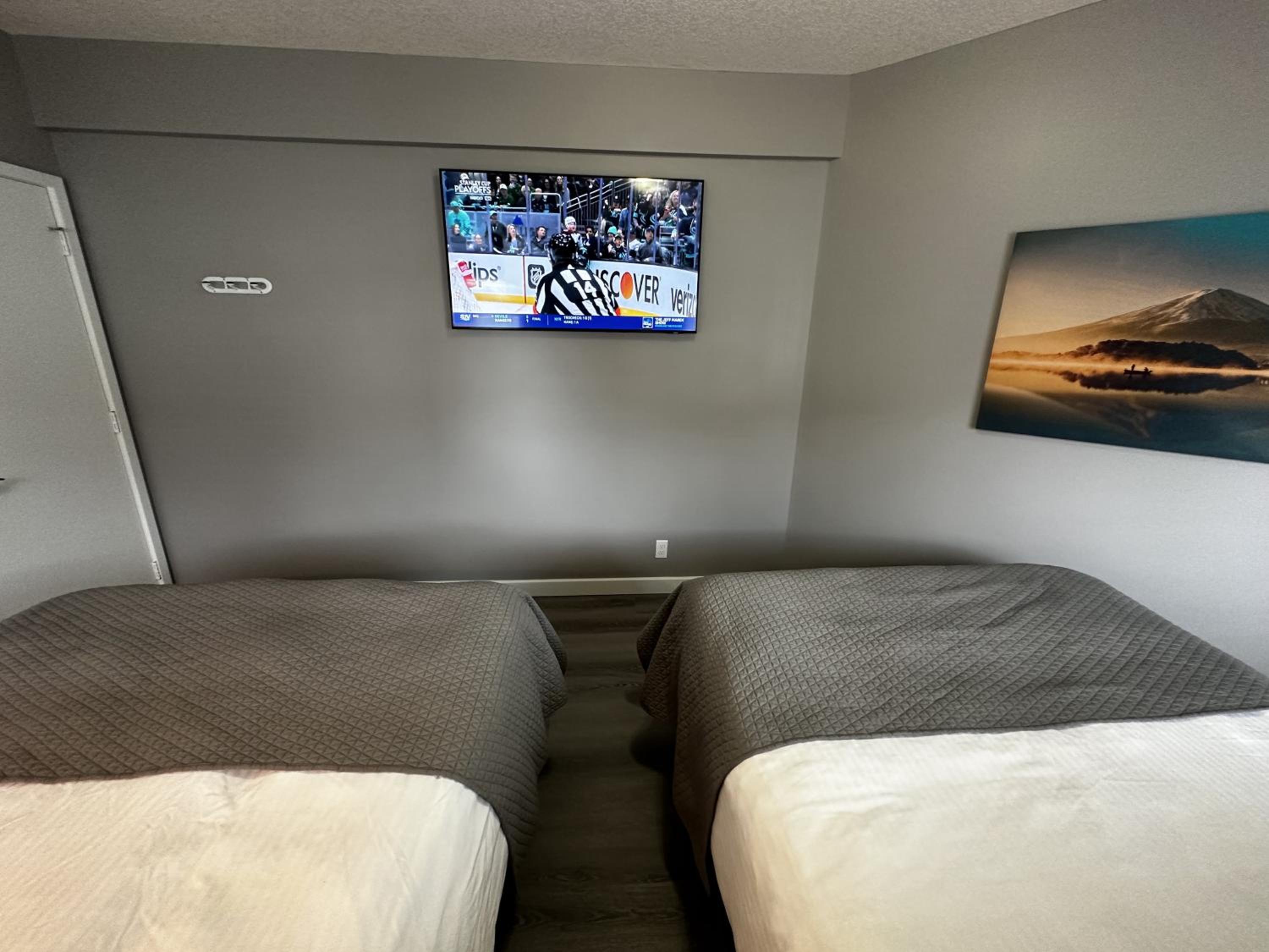 Luxury Two Queen Beds Condo - Grande Rockies Resort Indoor Parking Pool Hot tub GYM