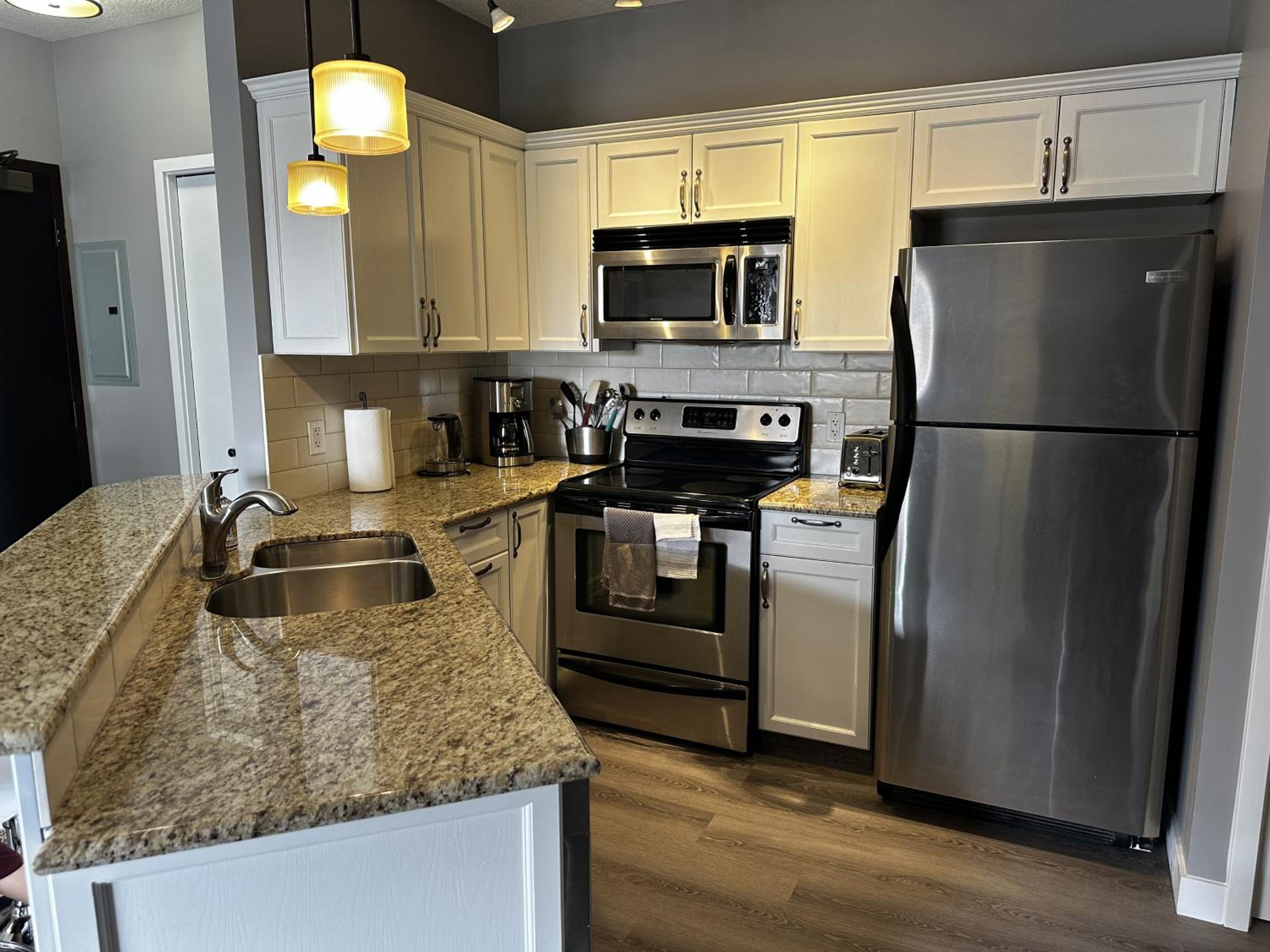 Luxury Two Queen Beds Condo - Grande Rockies Resort Indoor Parking Pool Hot tub GYM