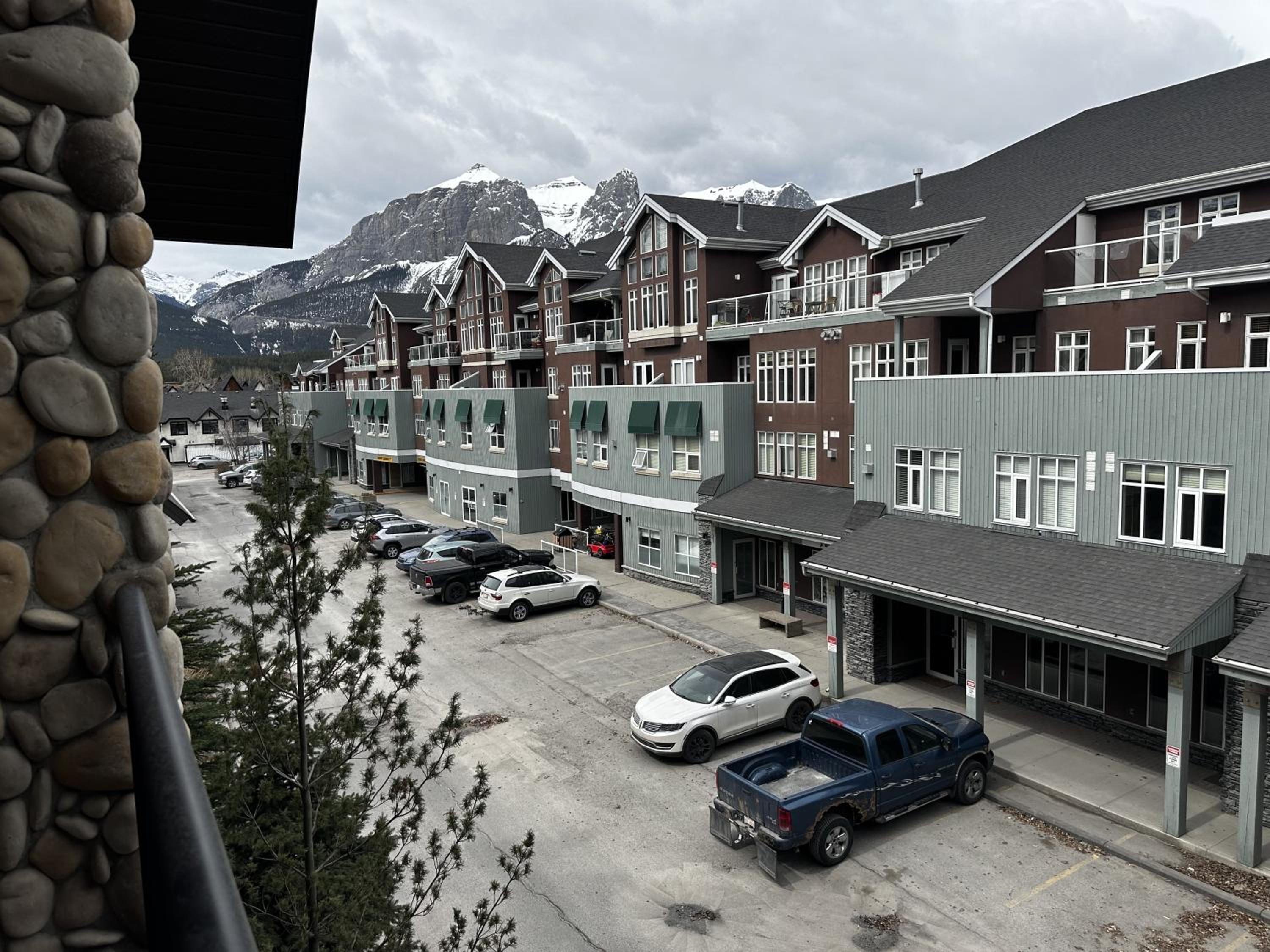 Luxury Two Queen Beds Condo - Grande Rockies Resort Indoor Parking Pool Hot tub GYM
