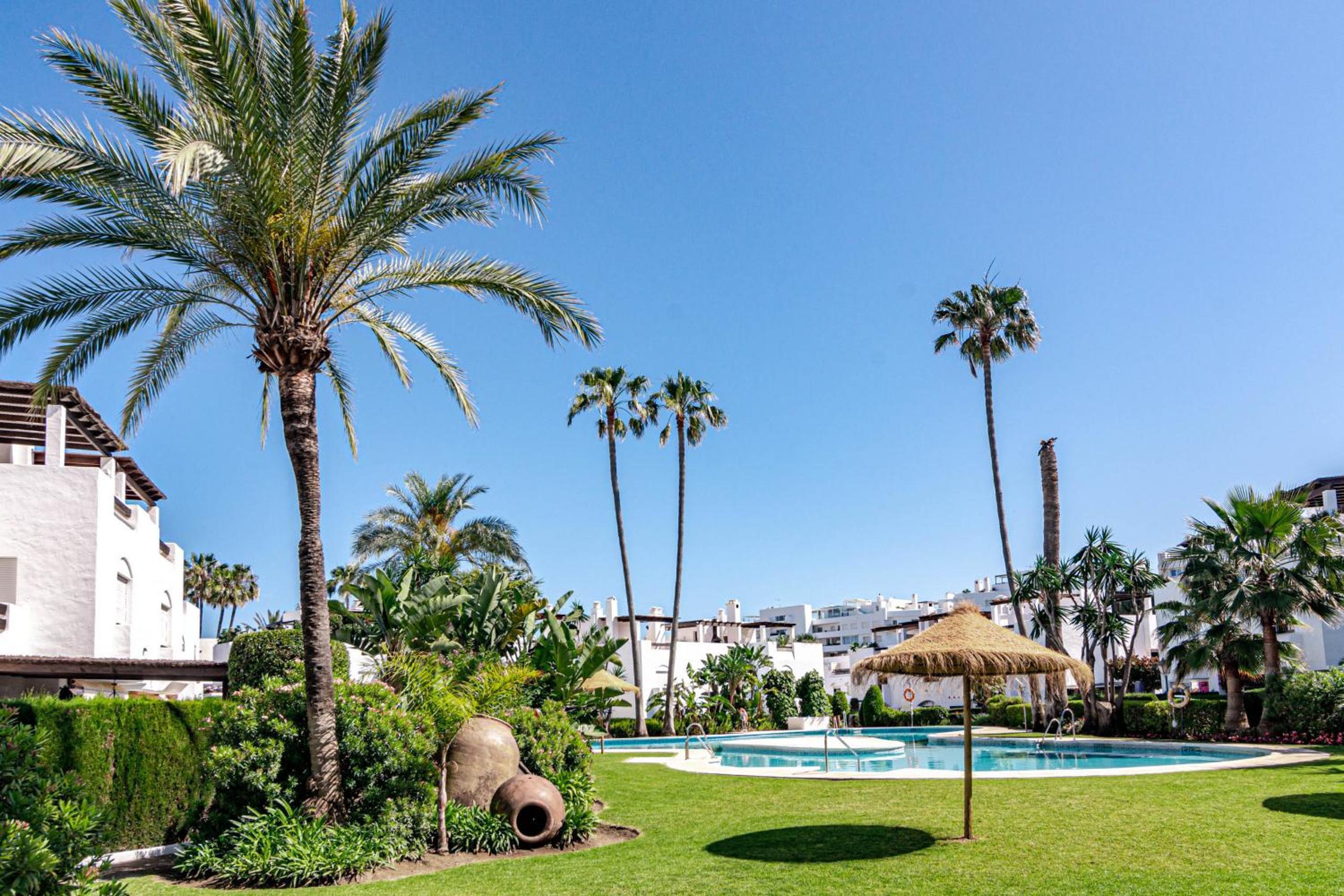 Seaside 3 bedroom Townhouse in San Pedro close to the Beach with private Garden view 4